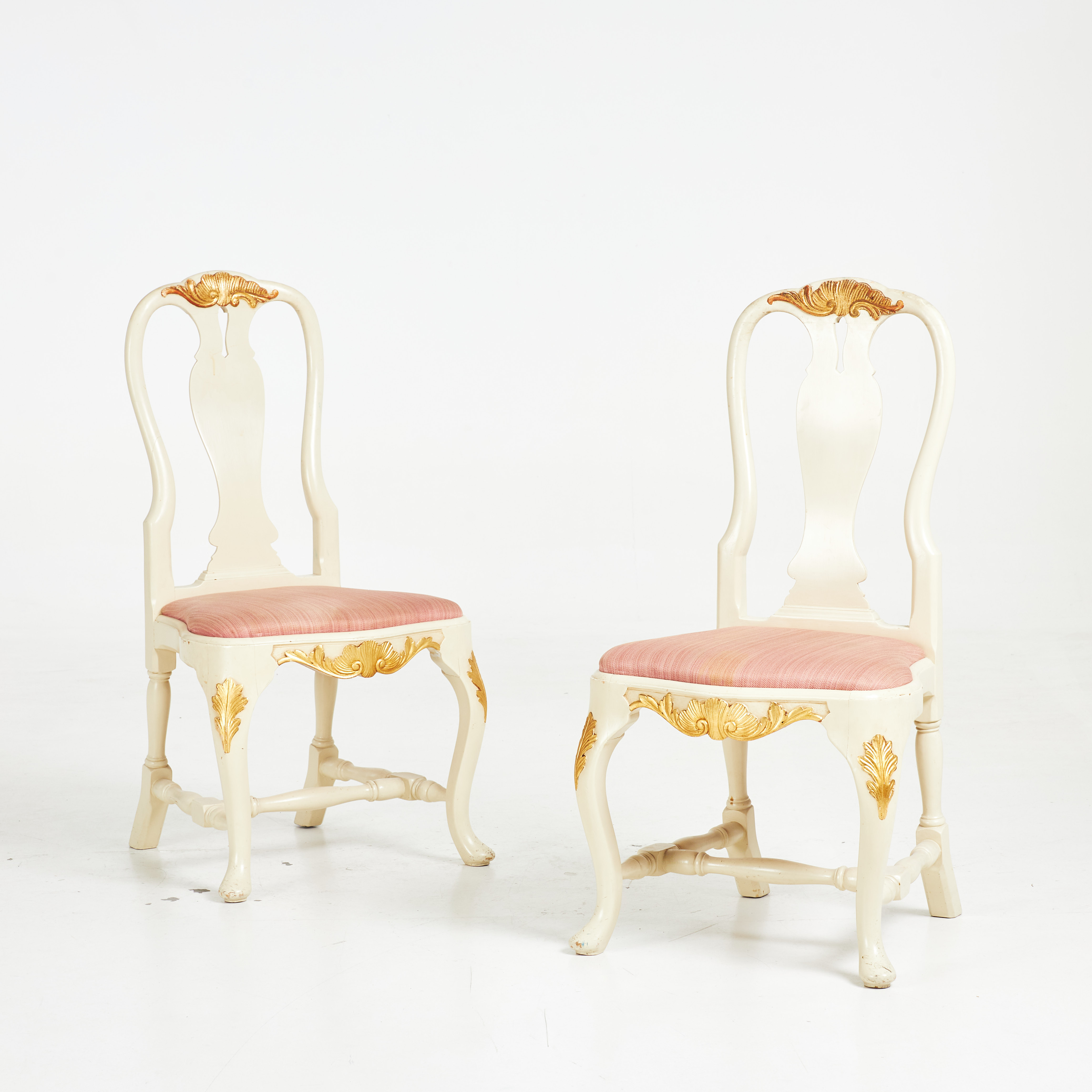 STOLAR, 1 par, 1900-talets mitt, rokokostil, målad, skuren dekor, delvis bronserade.