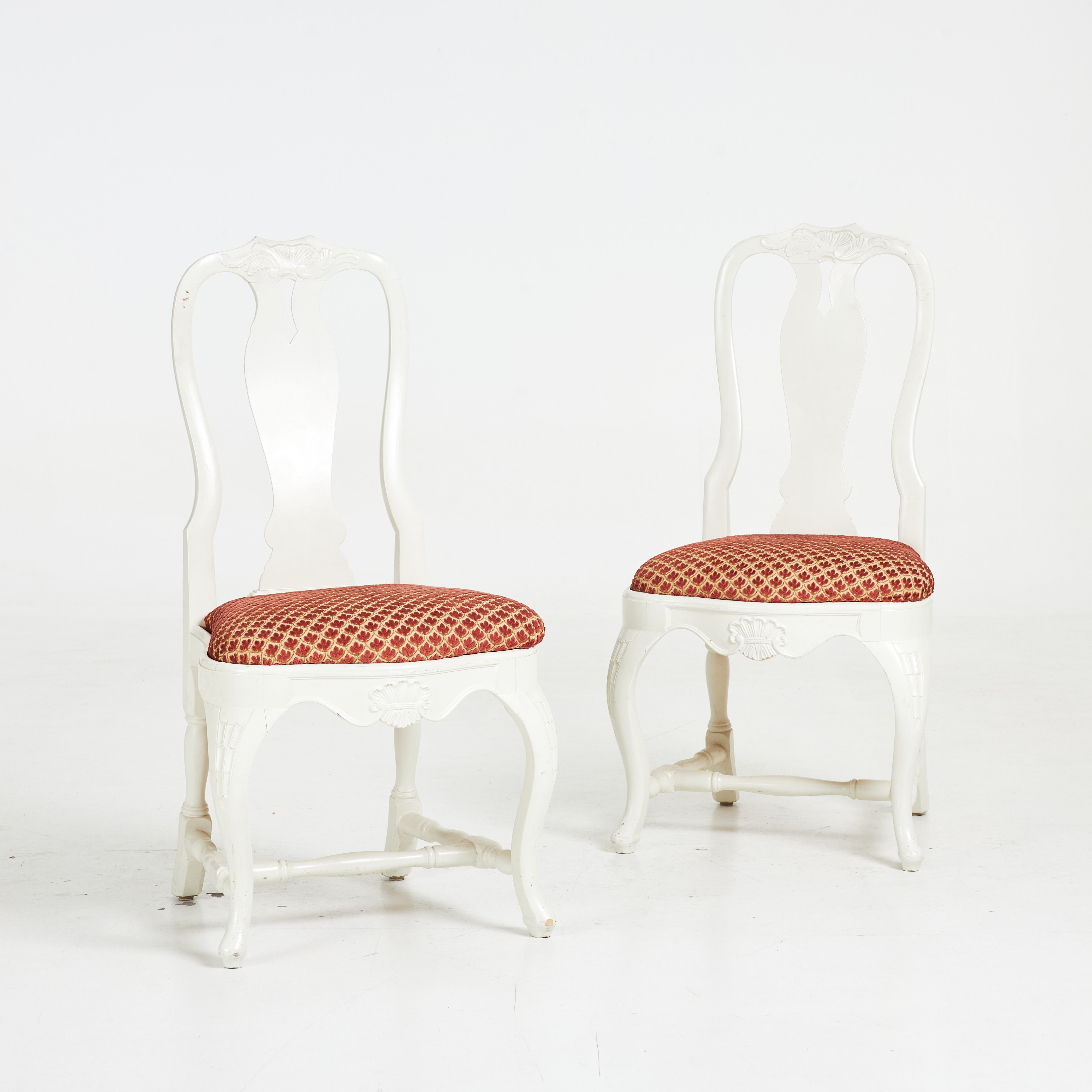 STOLAR, 1 par, 1900-talets mitt, rokokostil, målad, skuren dekor, ena etikettmärkt Gustaf Flinta Hedemora.