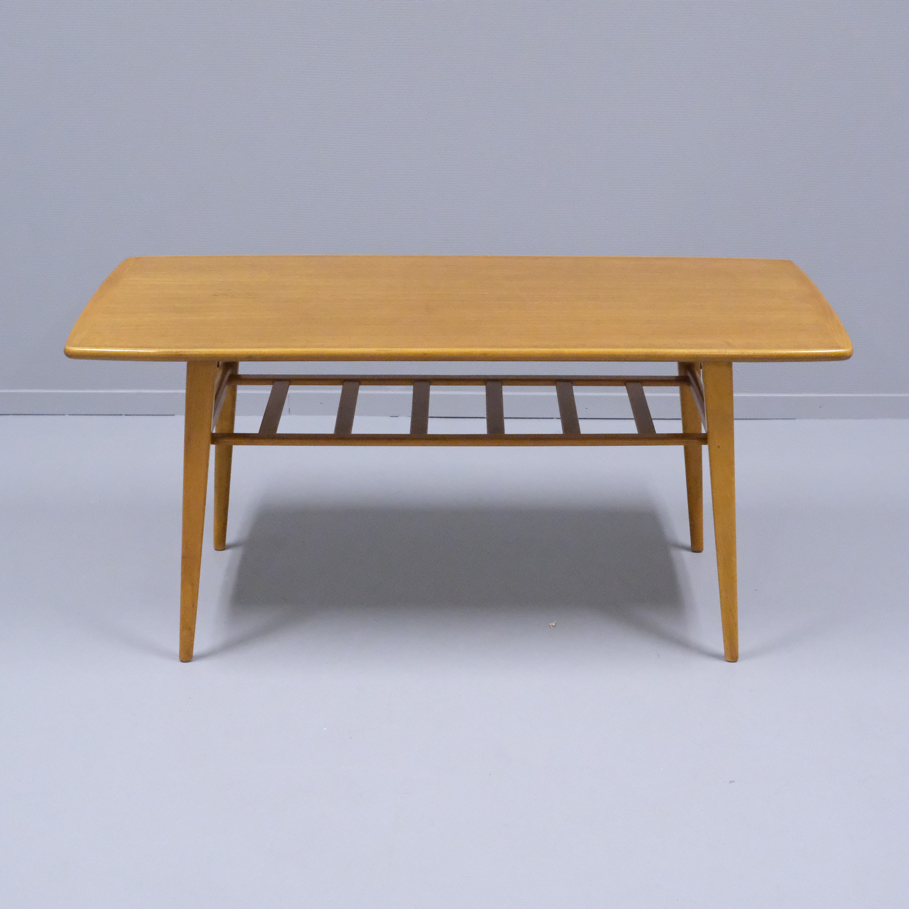 SOFFBORD MED TIDNINGSHYLLA. BOK. 1950-TAL.