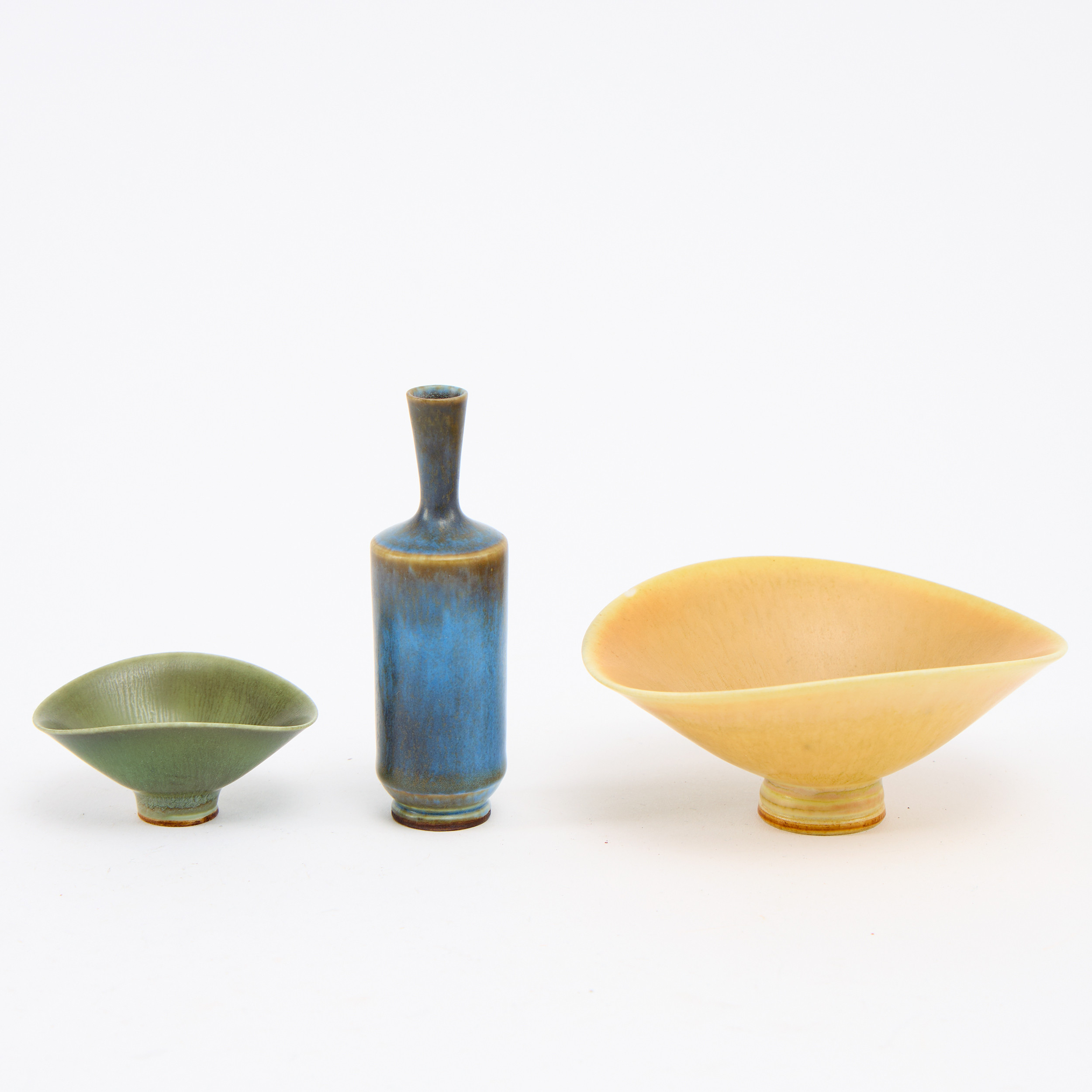 BERNDT FRIBERG. Miniatyrskålar och vas 3 delar Gustavsbergs studio stengods.