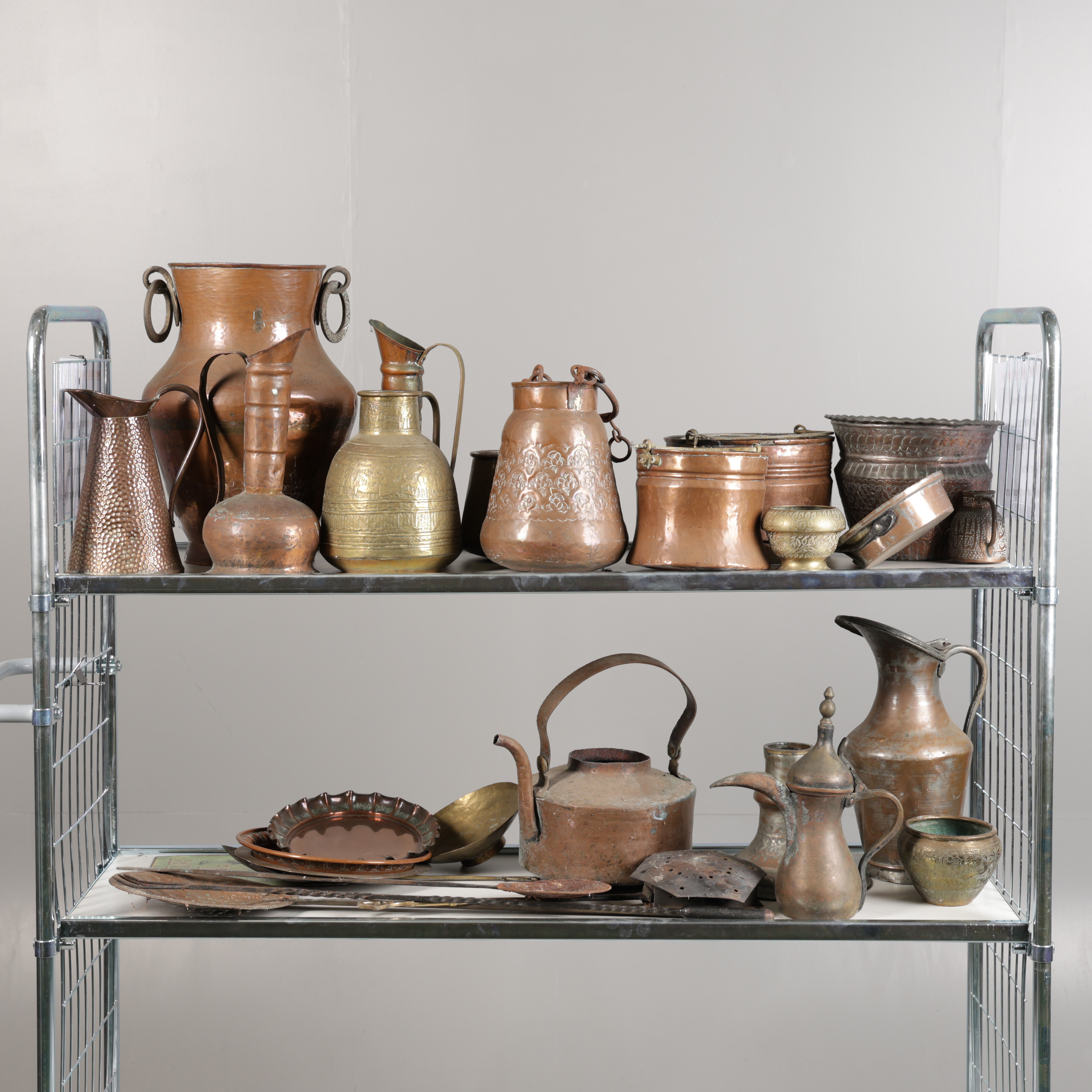 A COLLECTION OF VARIOUS EASTERN AND OTHER COPPER AND BRASS WARE (QTY).