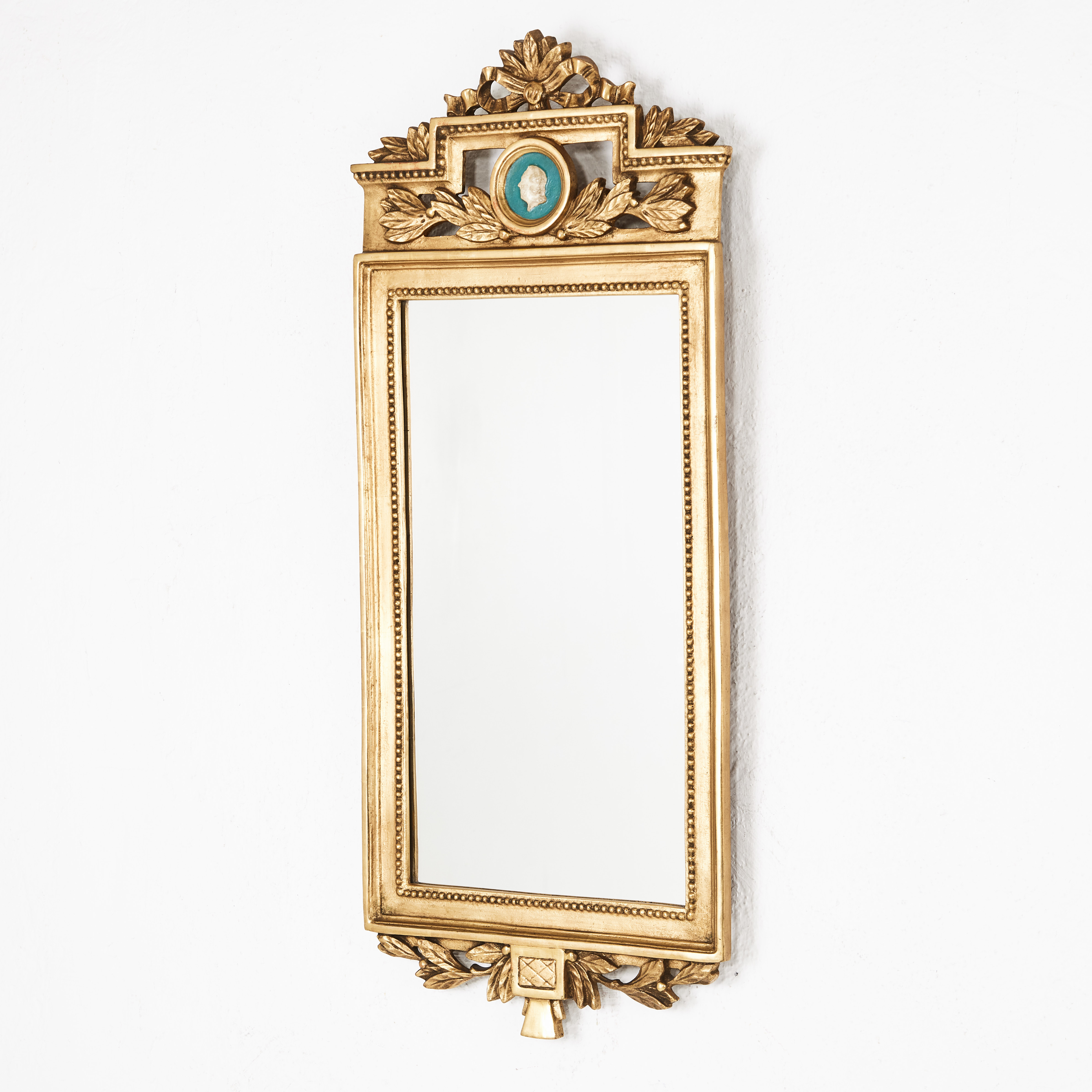 SPEGEL, 1900-talets andra hälft, gustaviansk stil, förgylld, dekor i pastellage.