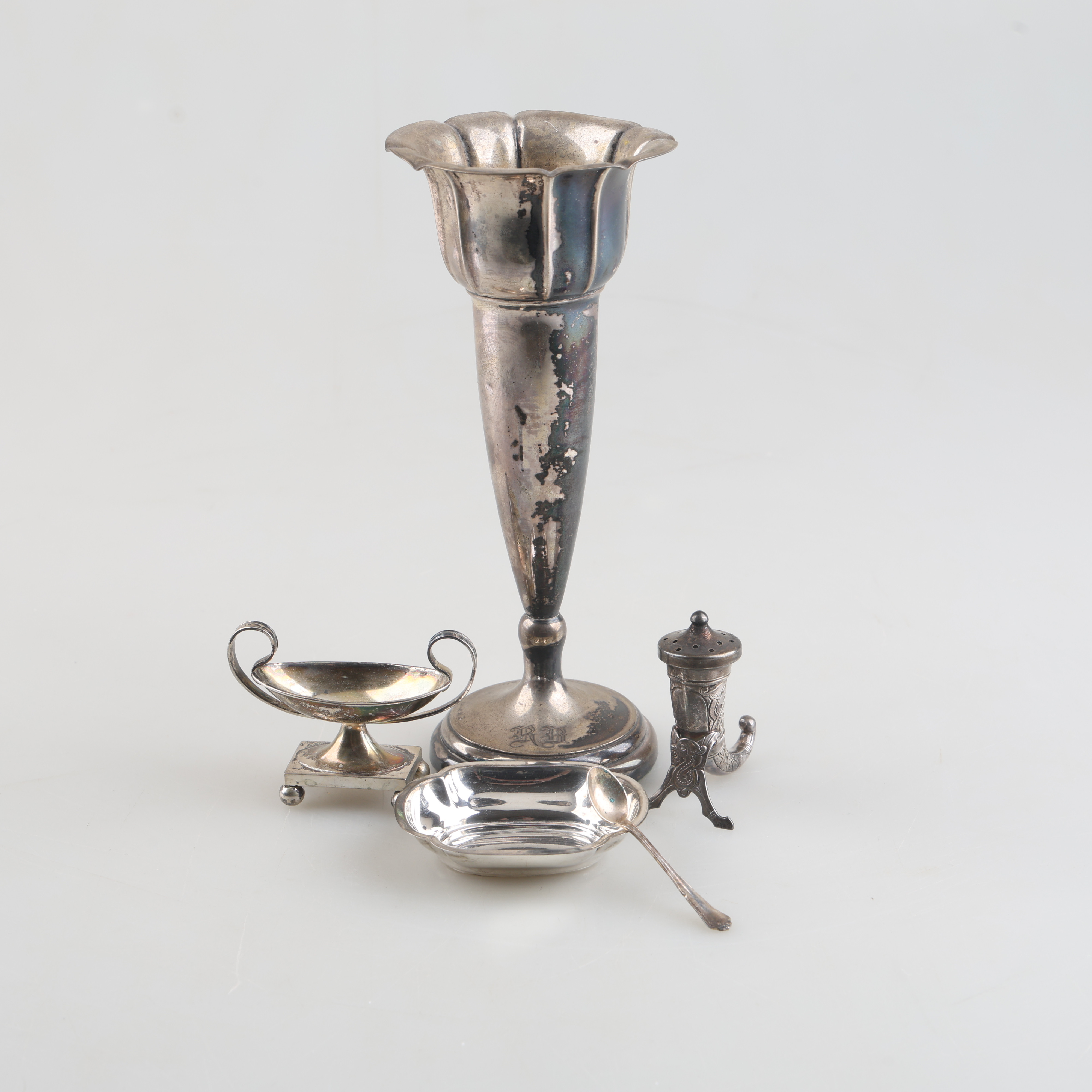 BRUKSFÖREMÅL, silver, totalvikt ca 213 gram.