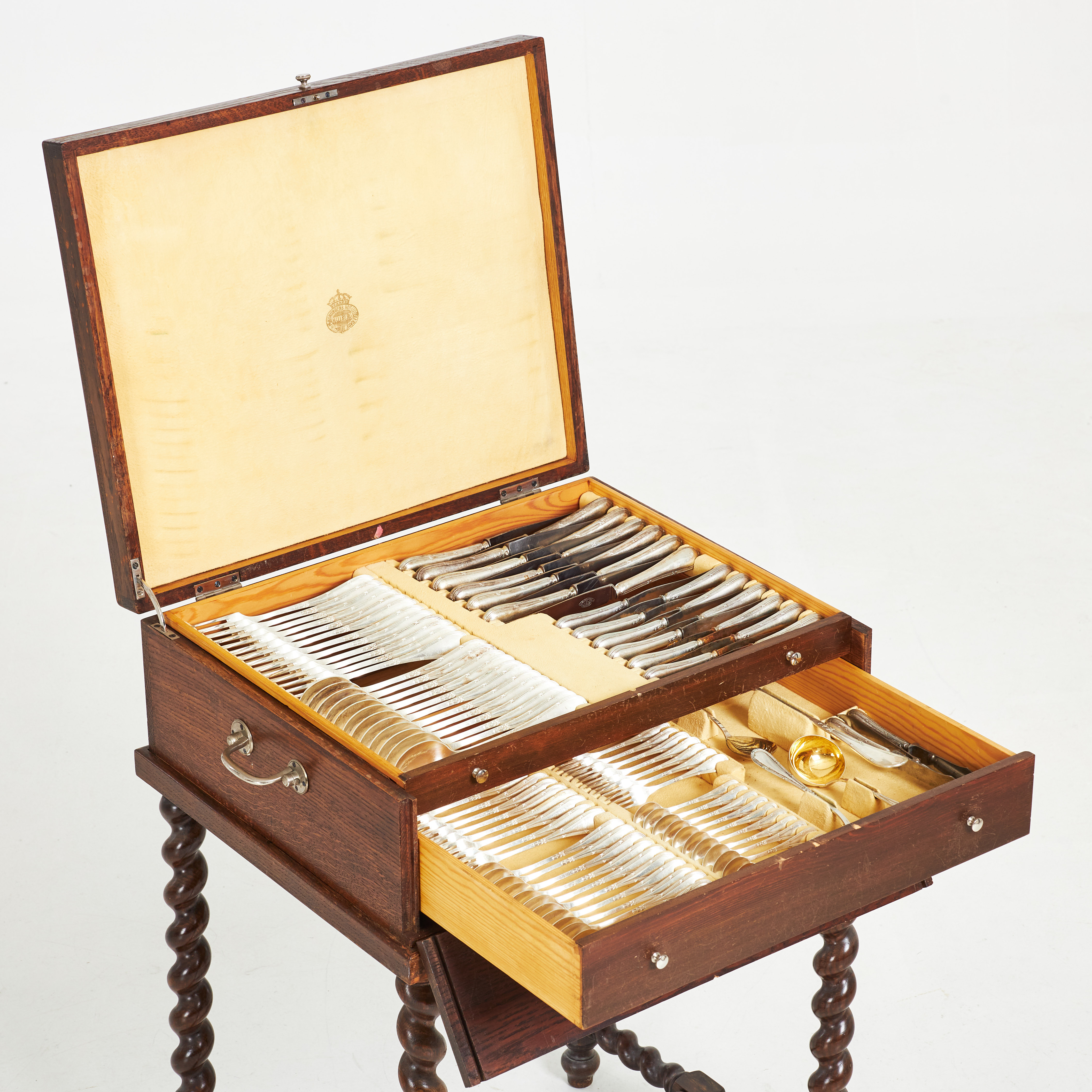 BESTICKSERVIS I SCHATULL, 103 dlr, modell "Rosett", C.G. Hallberg, Stockholm 1920-tal, silverplakett på schatullens lock.