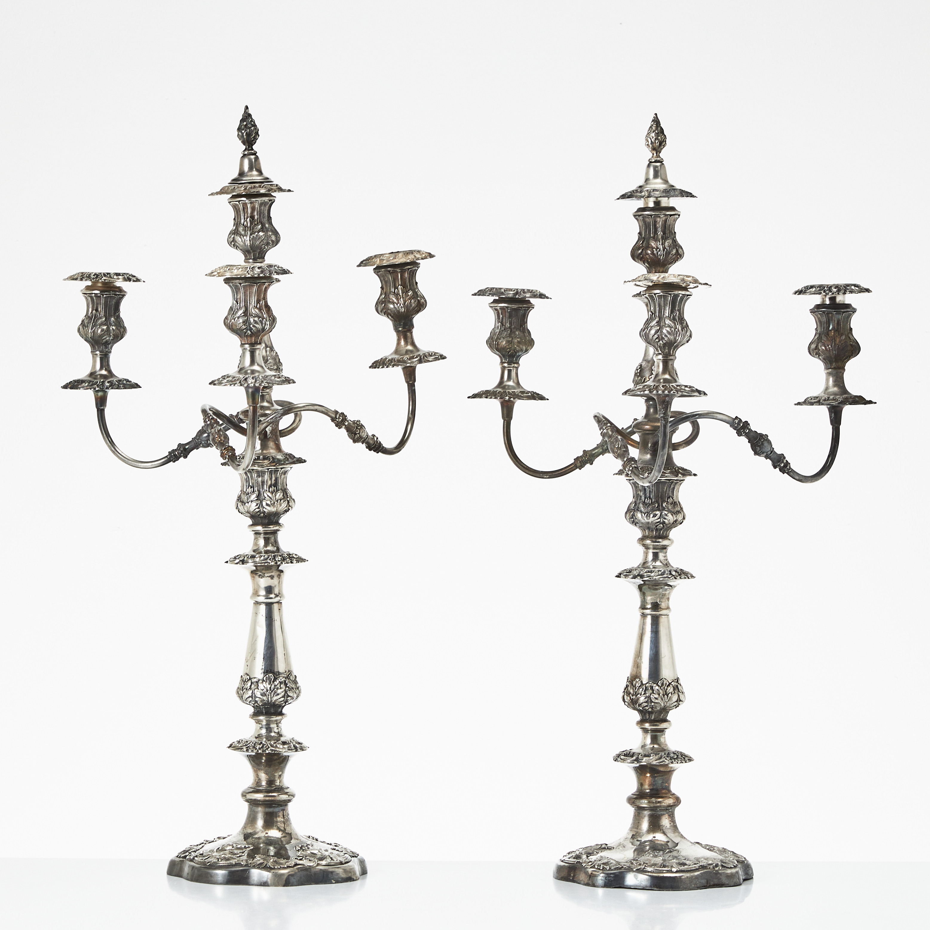 KANDELABRAR / LJUSSTAKAR, 1 par, 1800-talets slut, nysilver, Löstagbar kandelaberdel för fyra ljus.