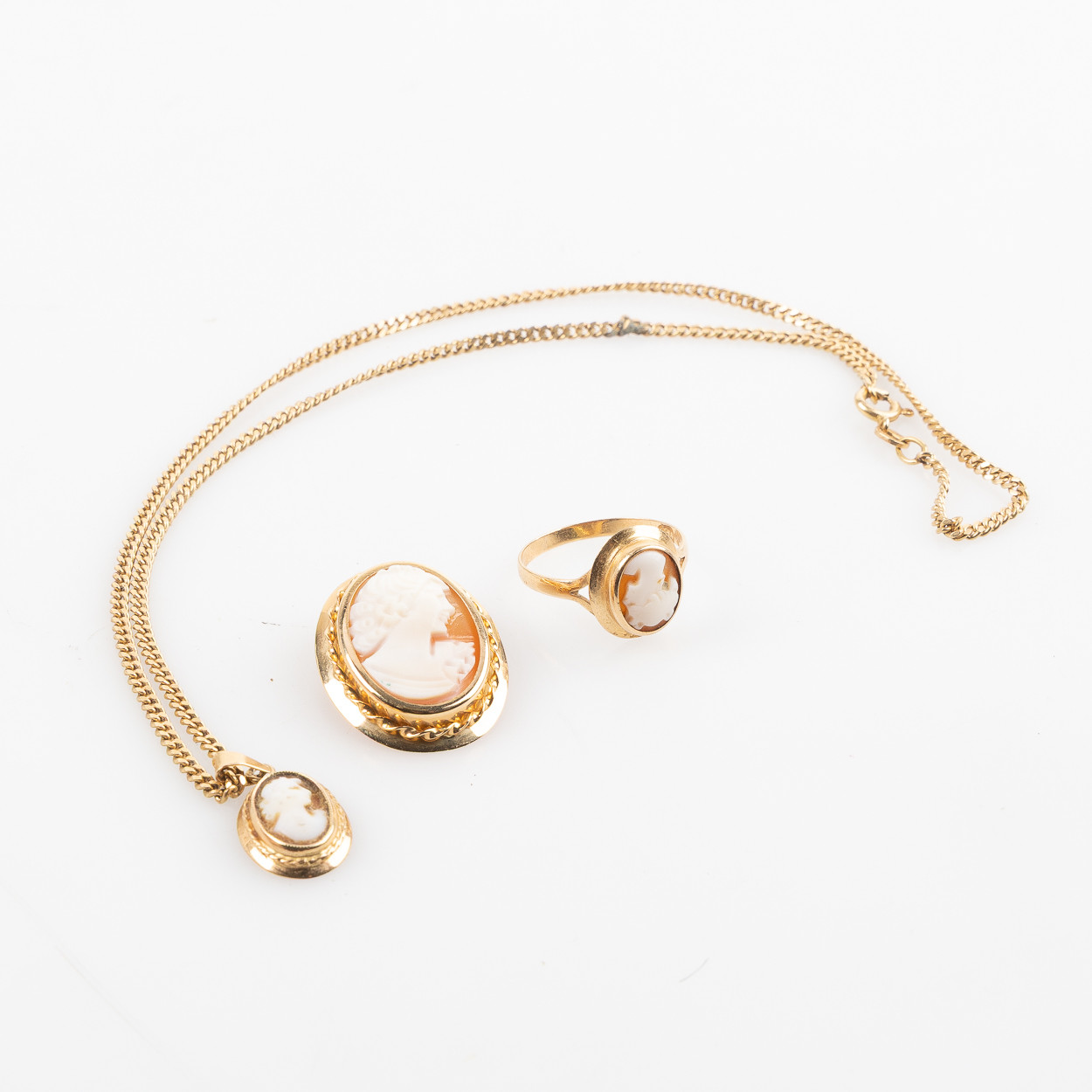 RING, HÄNGE, BROSCH, 18K guld med skurna snäckskalskaméer.