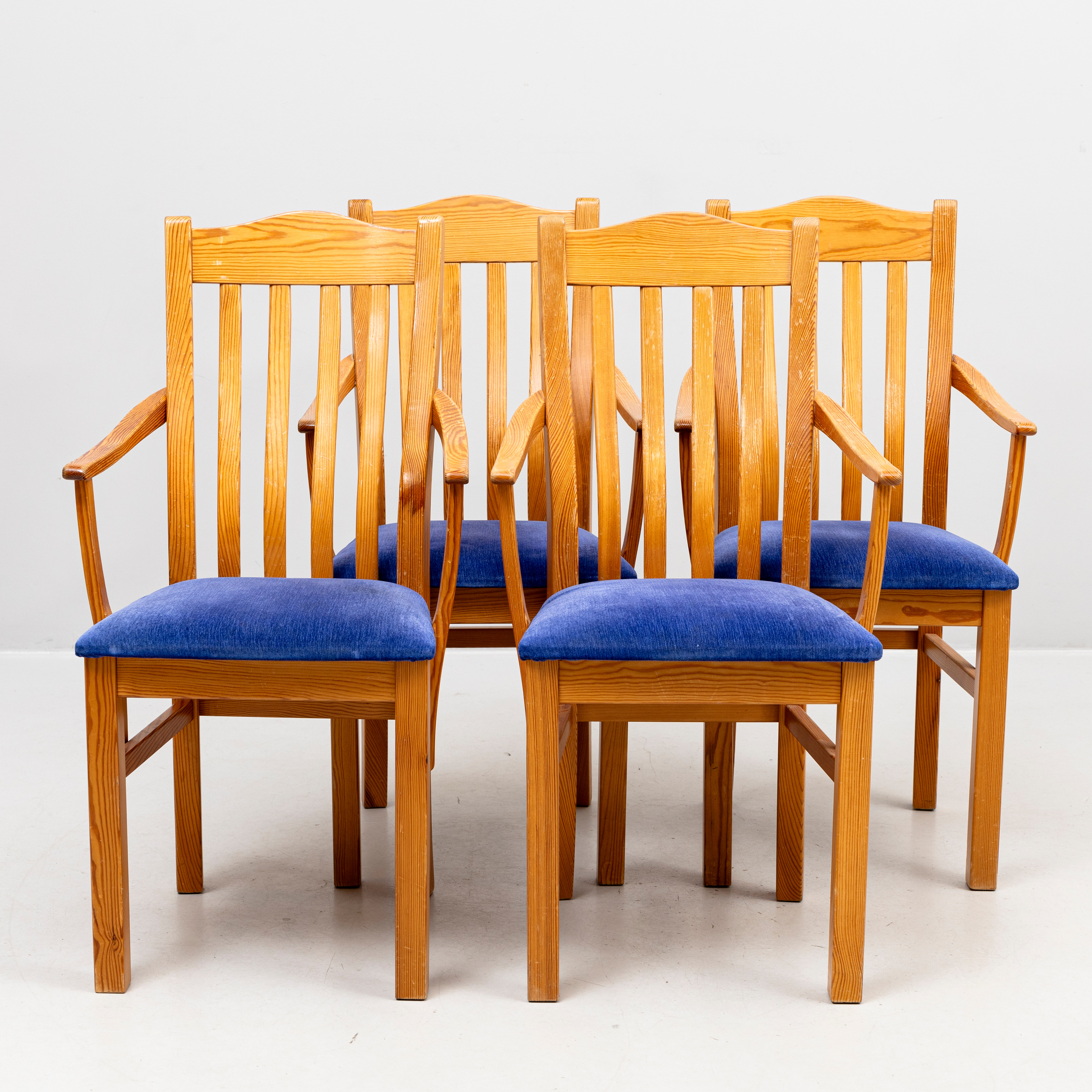 KARMSTOLAR, 4 st, furu, märkta Waggeryd Möbelfabrik, 1900-talets mitt.