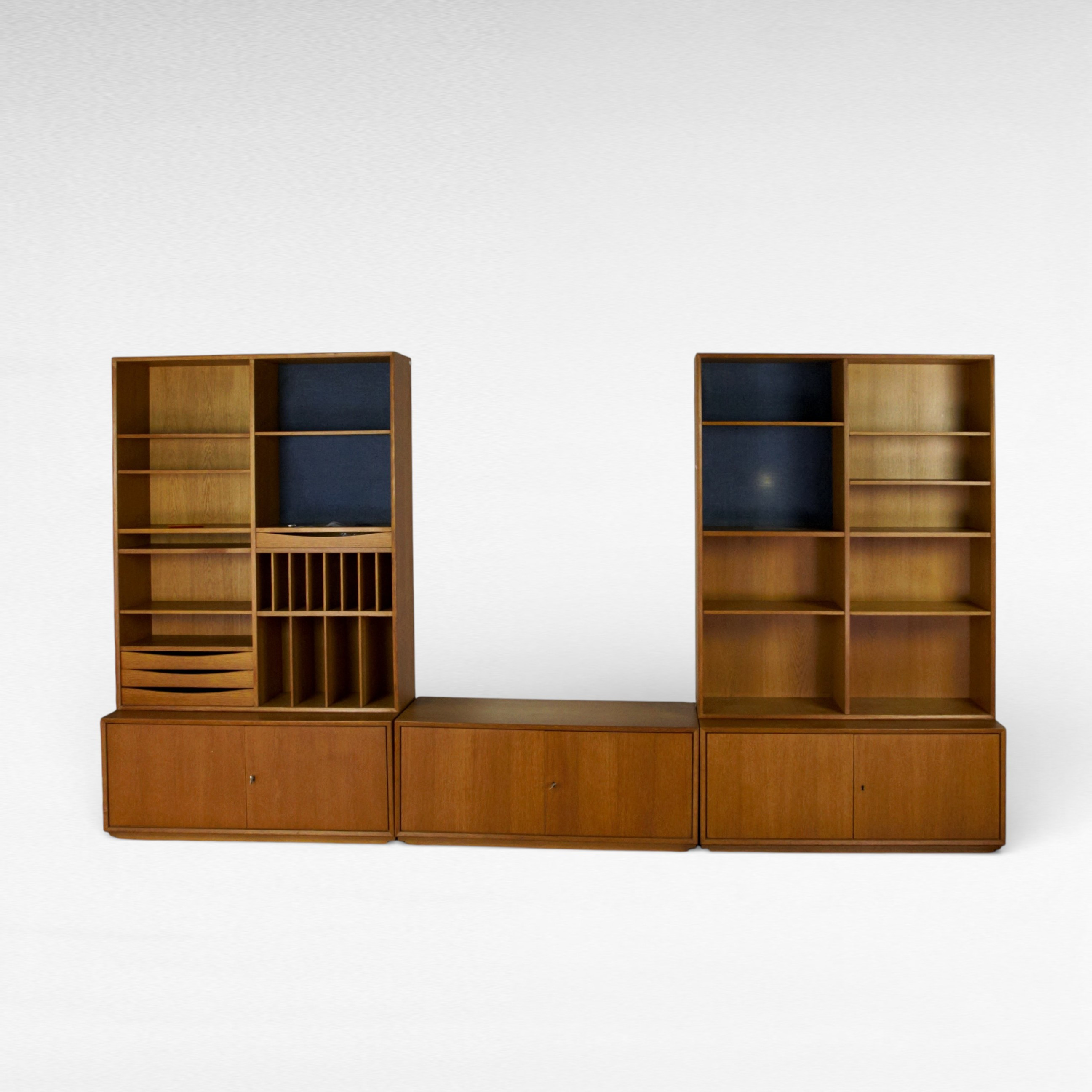MARIAN GRABINSKI. Bokhyllor och skåp, 2 + 1 delar, ek, lådor, skåp, delbar, IKEA, 1960-tal.