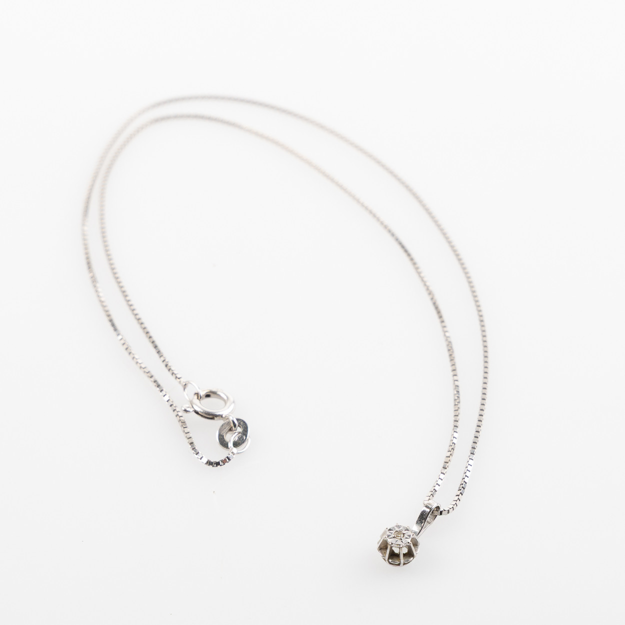 HÄNGE, 18K vitguld med briljantslipad diamant samt kedja.