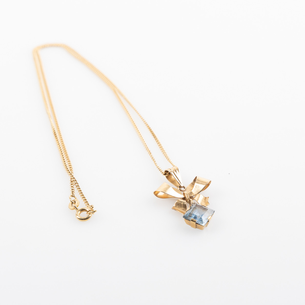 HÄNGE, 18K guld med fasettslipad syntetisk spinell.