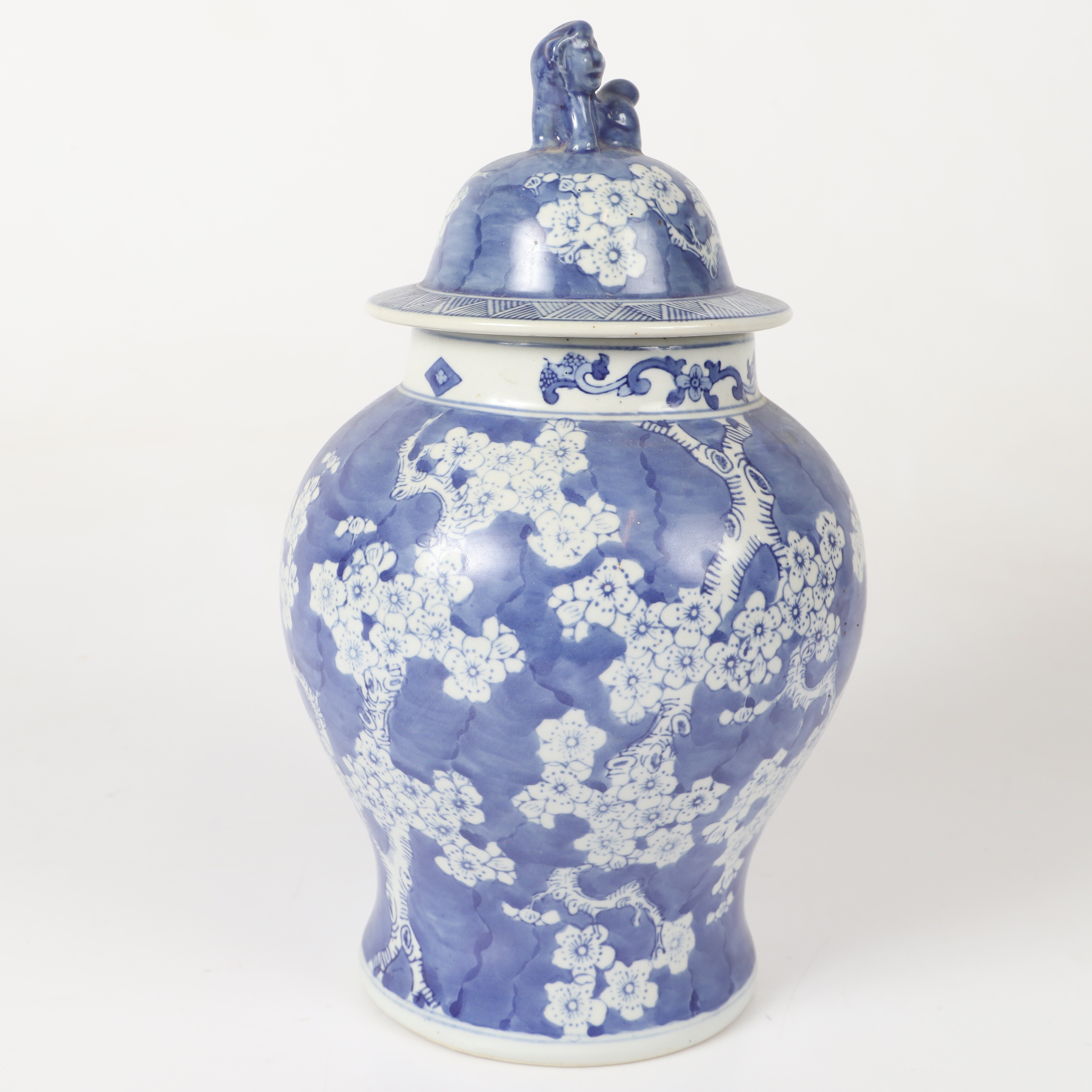 URNA MED LOCK, porslin, Kina.