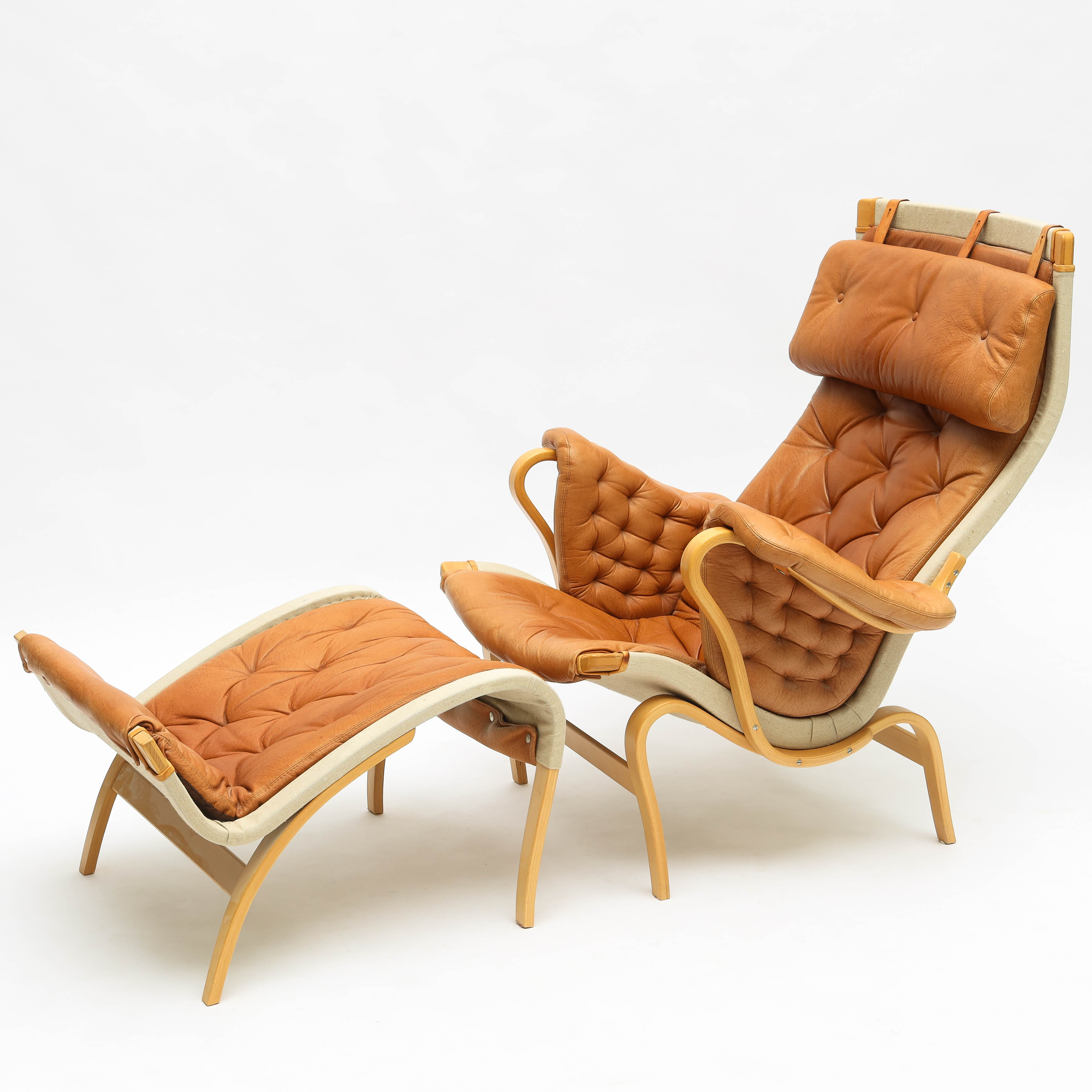 BRUNO MATHSSON. Fåtölj med fotpall, skinn, "Pernilla", Dux.