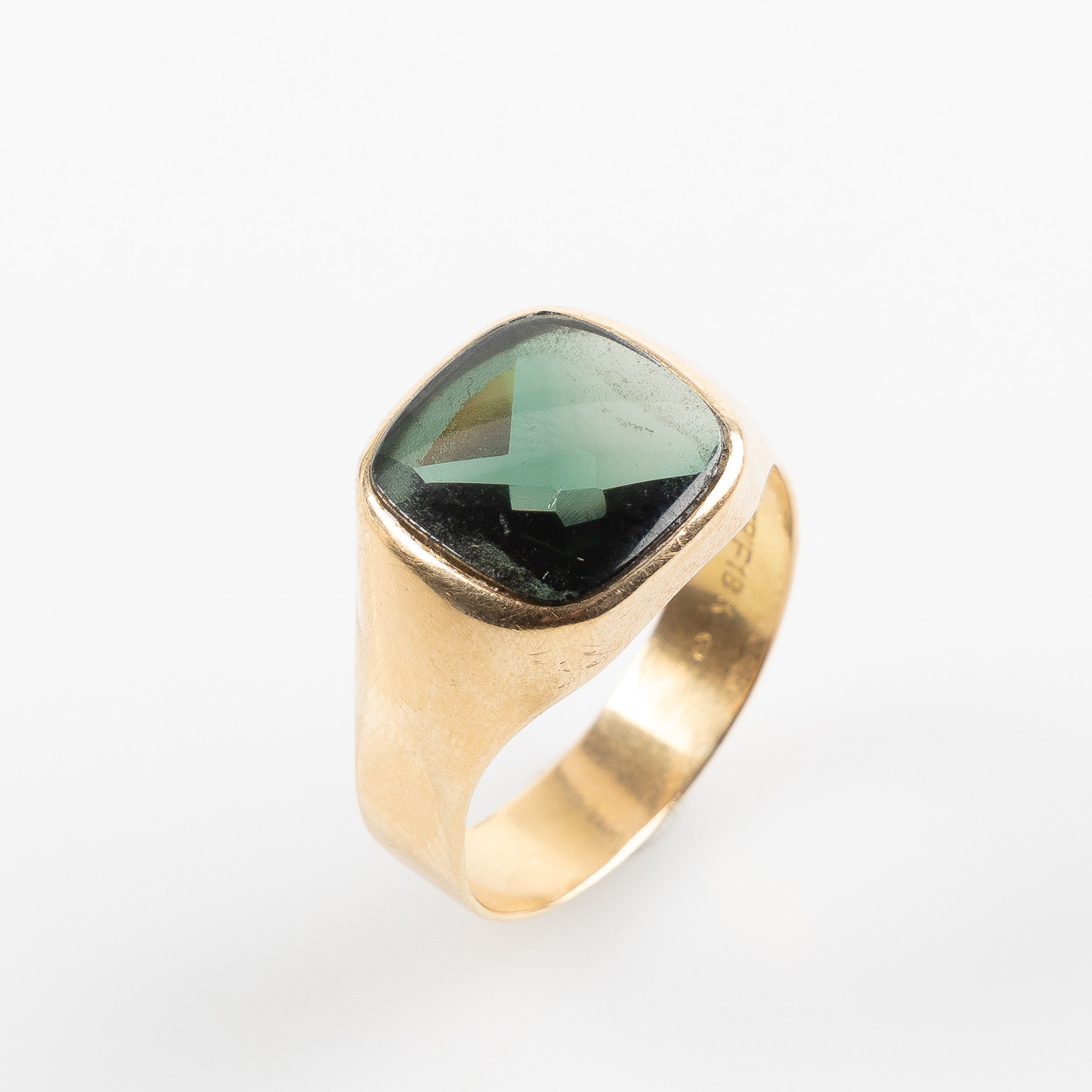 RING, 18K guld med cabochonslipad grön syntetisk spinel.