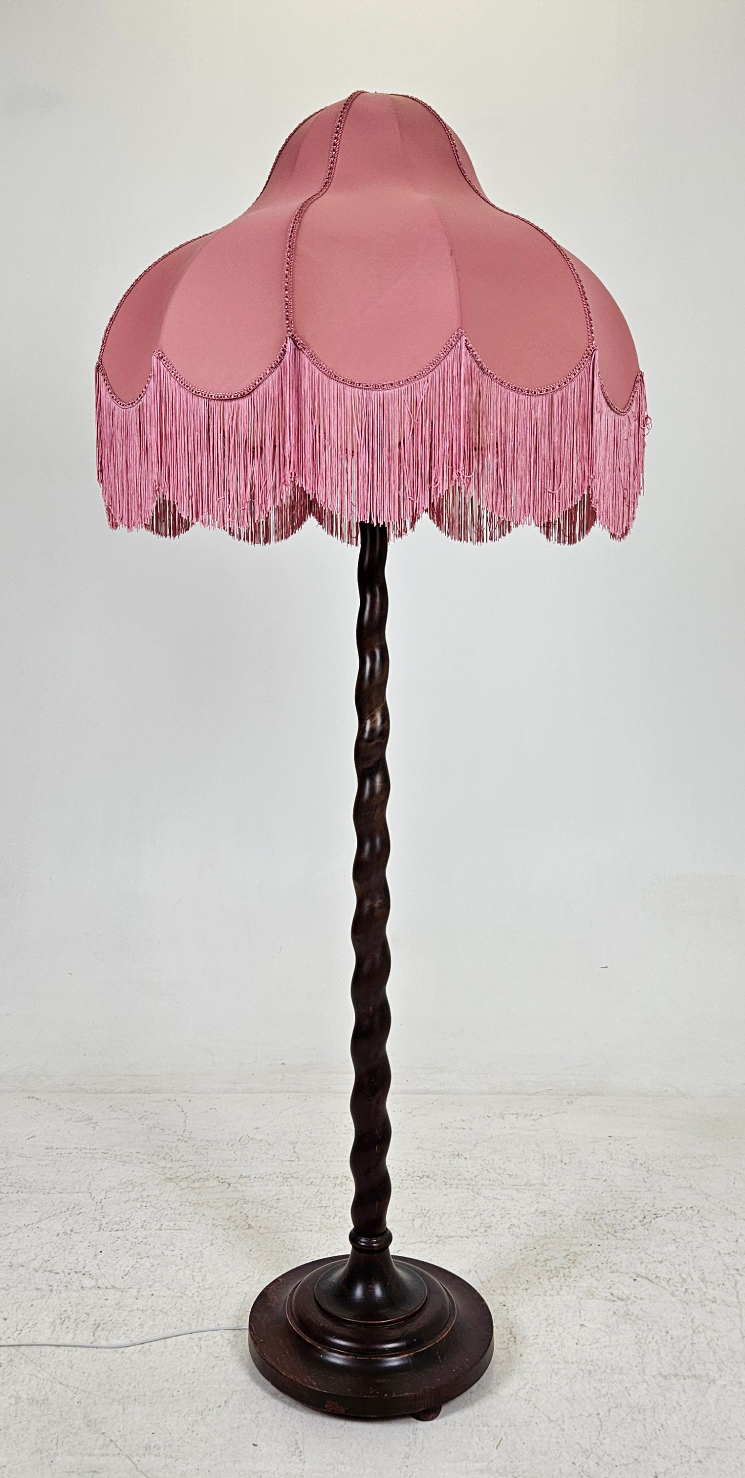 GOLVLAMPA, lövträ, vriden, 1900-talets första hälft.