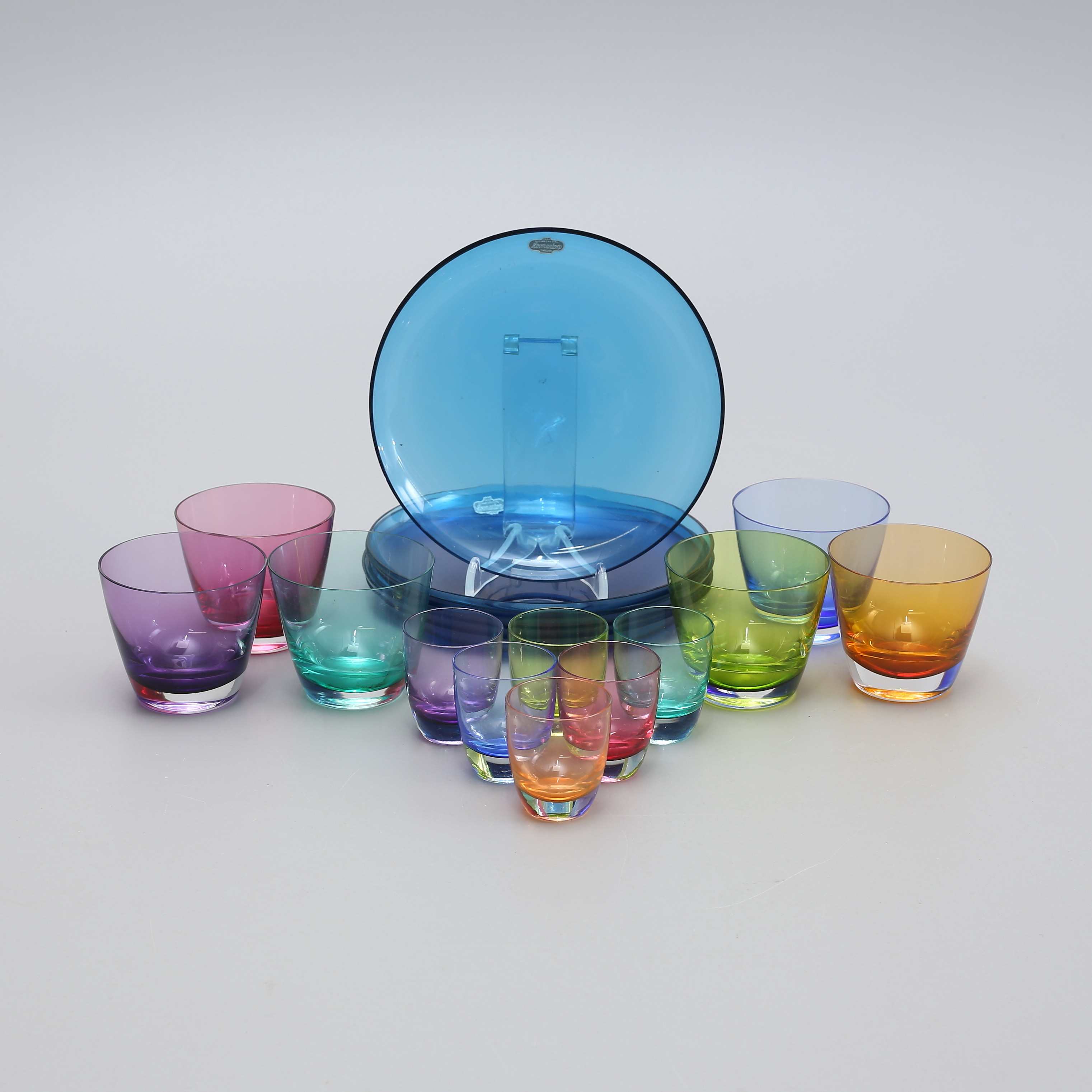 GLAS SAMT ASSIETTER, färgat glas, 18 delar, delvis Hovmantorp.