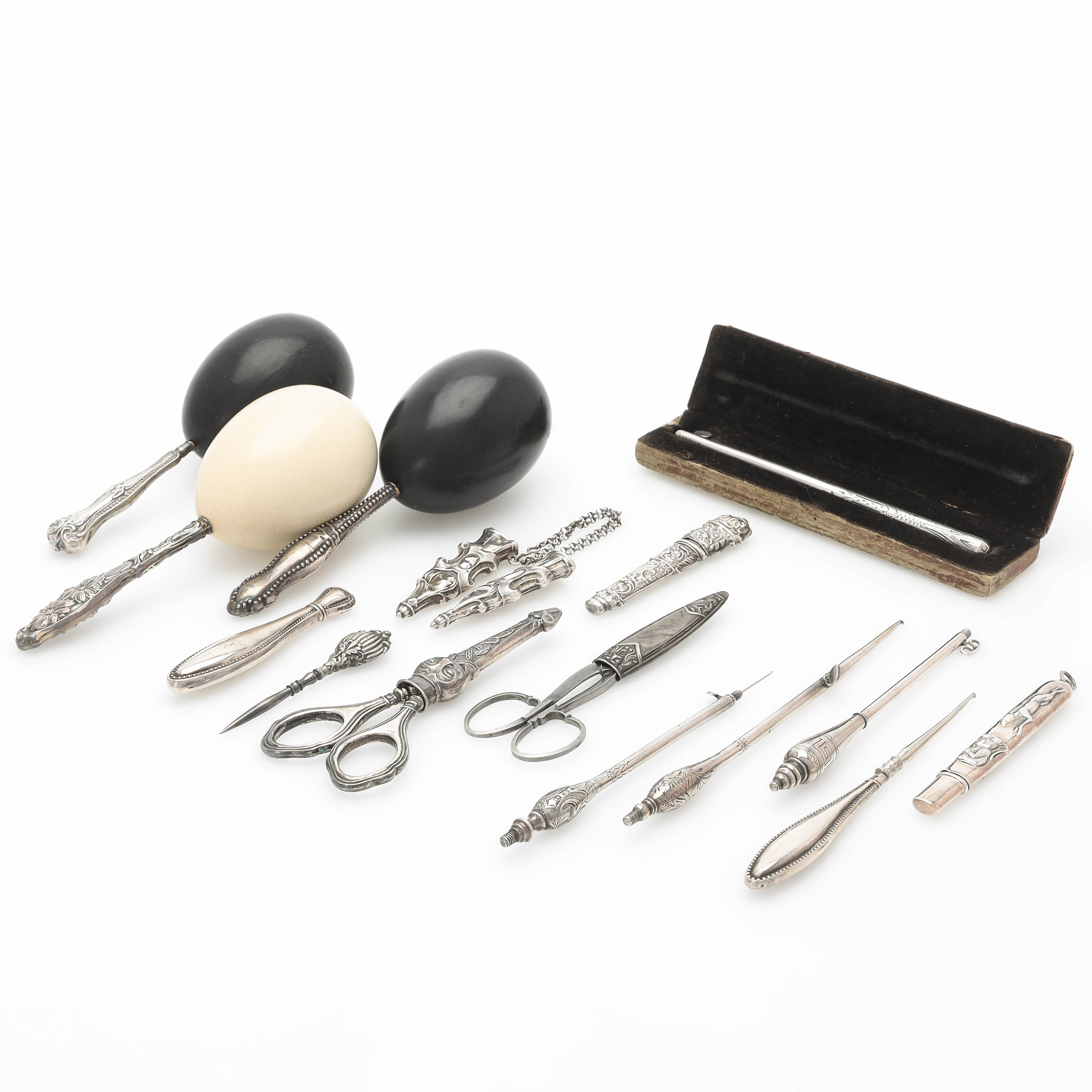 SÖMNADSTILLBEHÖR, 15 delar, silver, 1800/1900-tal.