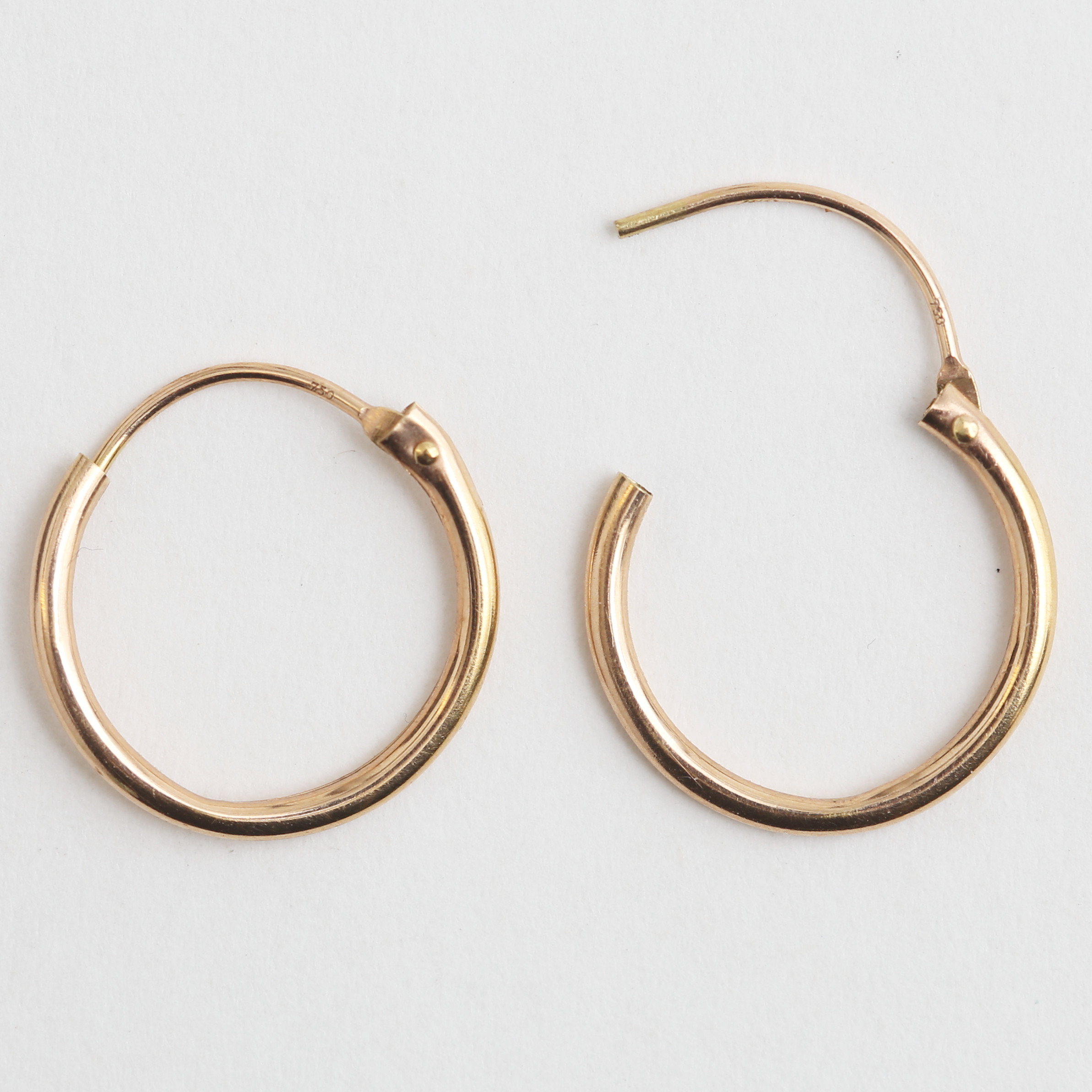 ÖRHÄNGEN, ett par, ringar, 18 k guld, 0,41 gram.