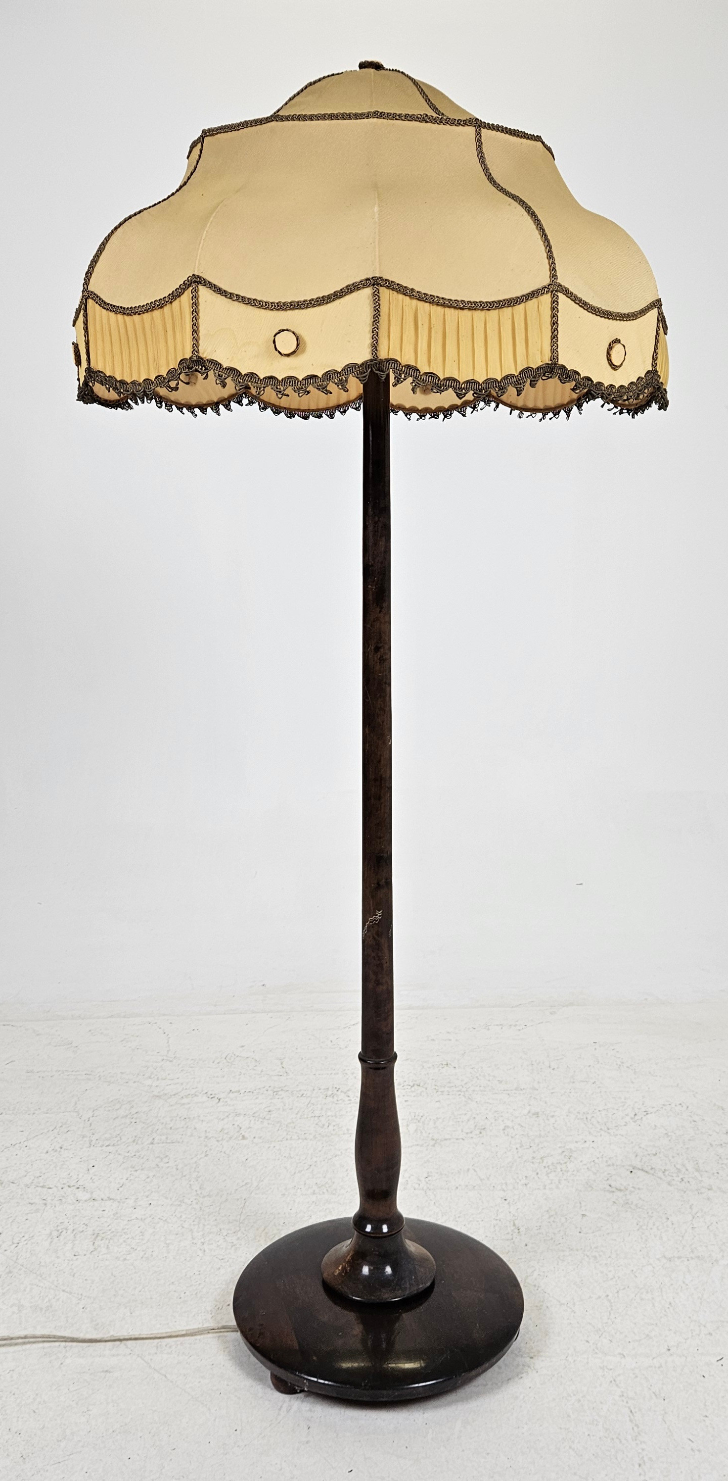 GOLVLAMPA, lövträ, 1900-talets första hälft.