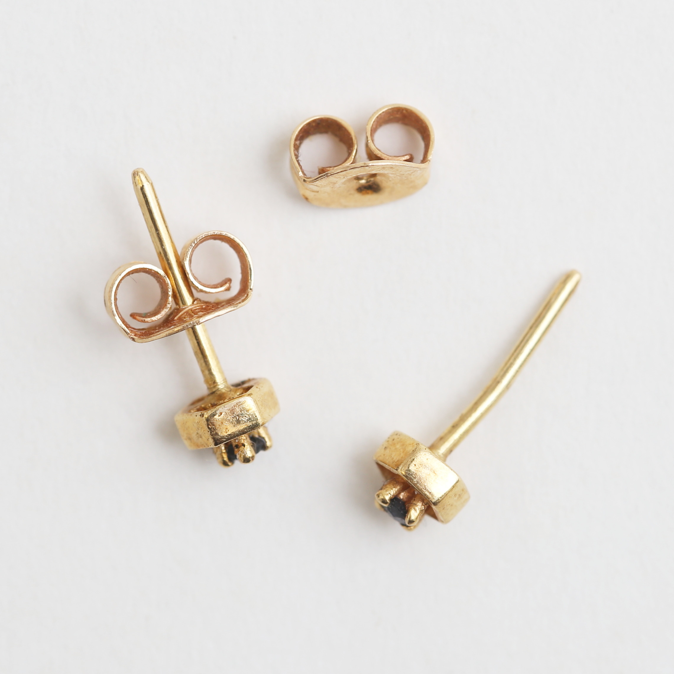 ÖRHÄNGE, ett par, 18 k guld med sten, 0,79 gram.