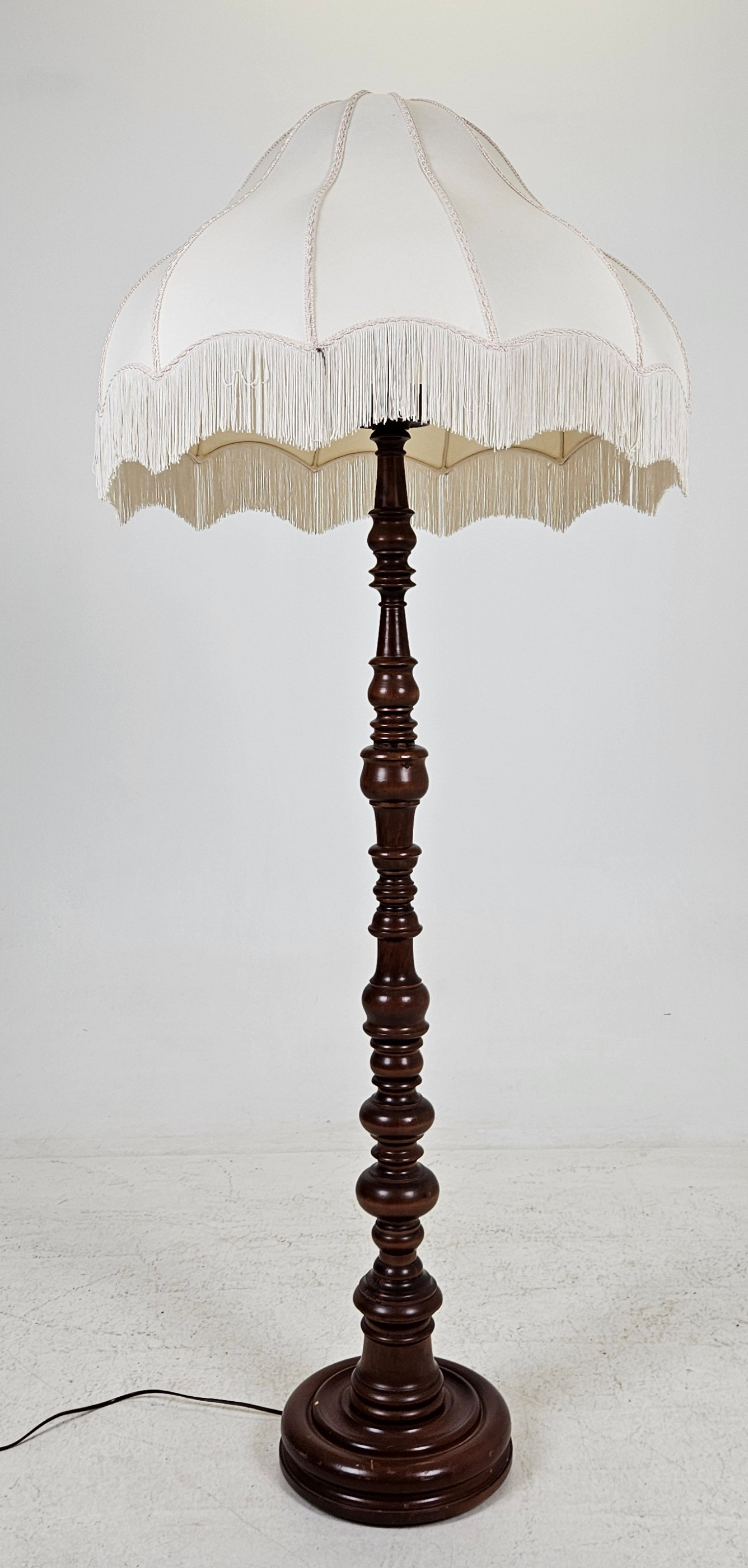 GOLVLAMPA, trä, 1900-tal.