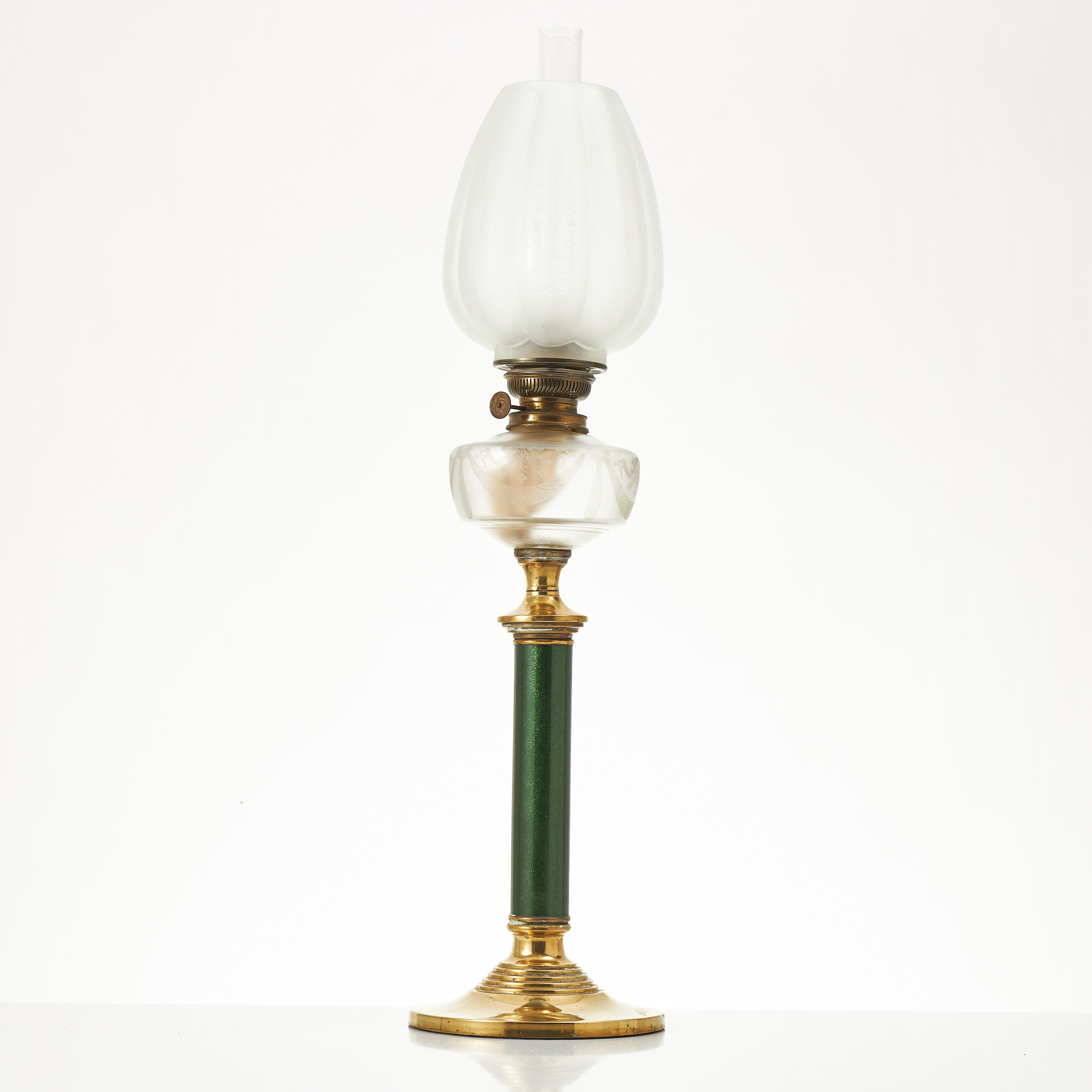 BORDSFOTOGENLAMPA, omkring 1900, oljehus och kupa i frostat glas, detaljer i mässing.