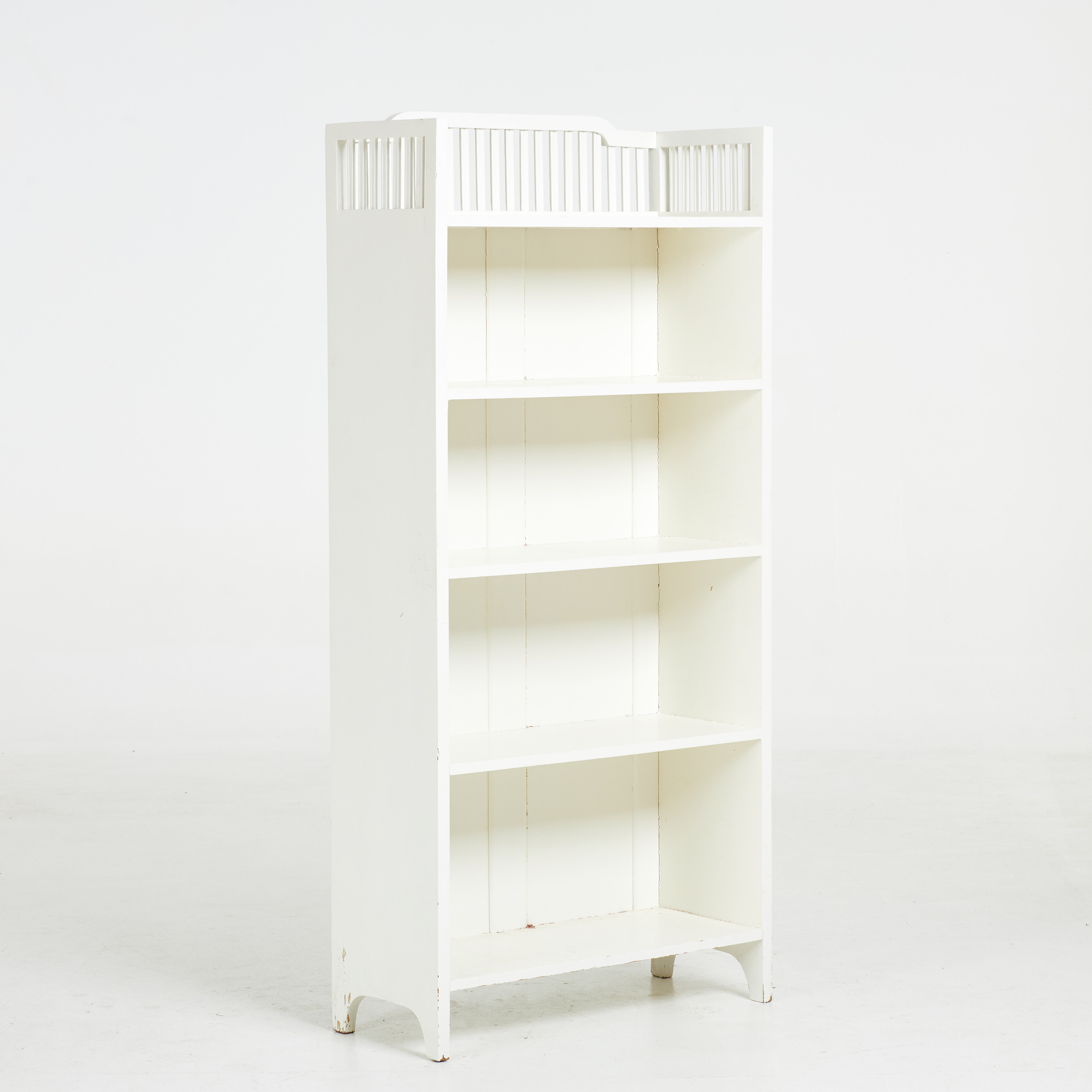 BOKHYLLA, jugend, bemålad, tre hyllplan.