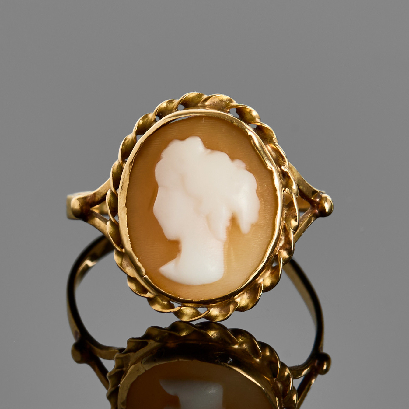 CAMÉRING, 18k guld, skuren kvinnoprofil.