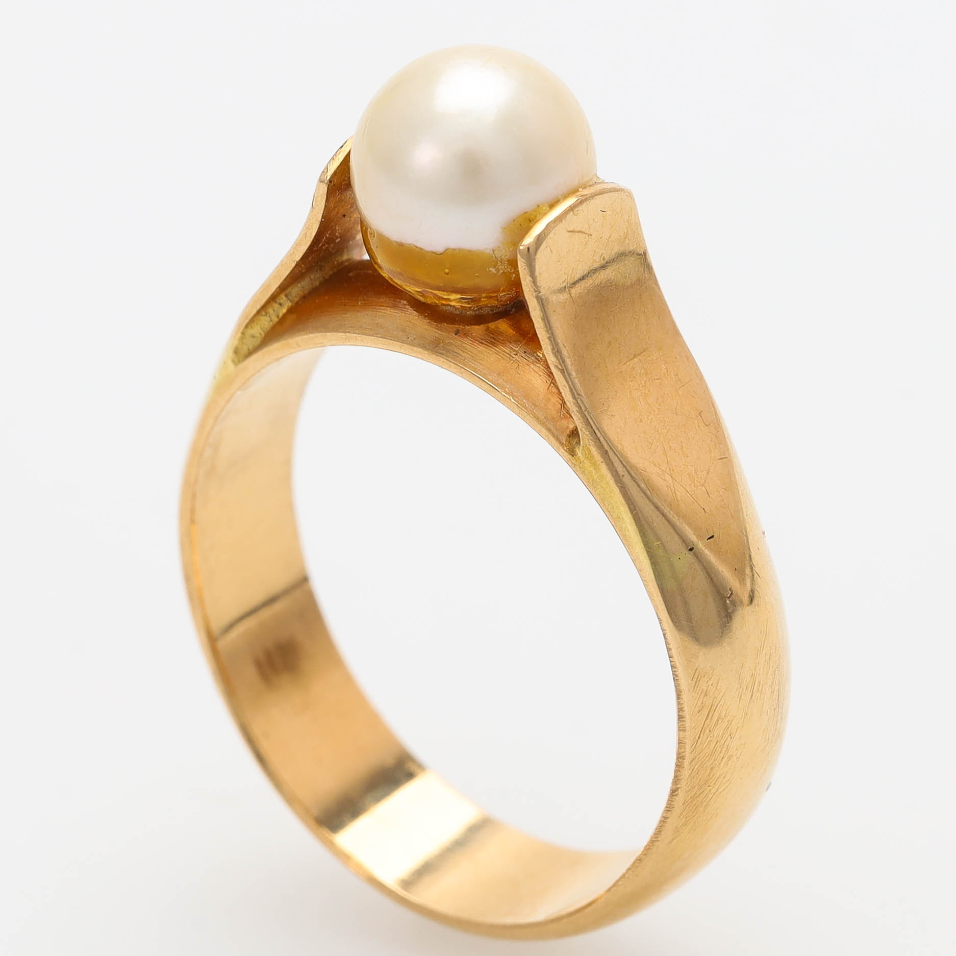 RING, 18 k guld, odlad saltvattenspärla, Hallberg, Köping 1969.