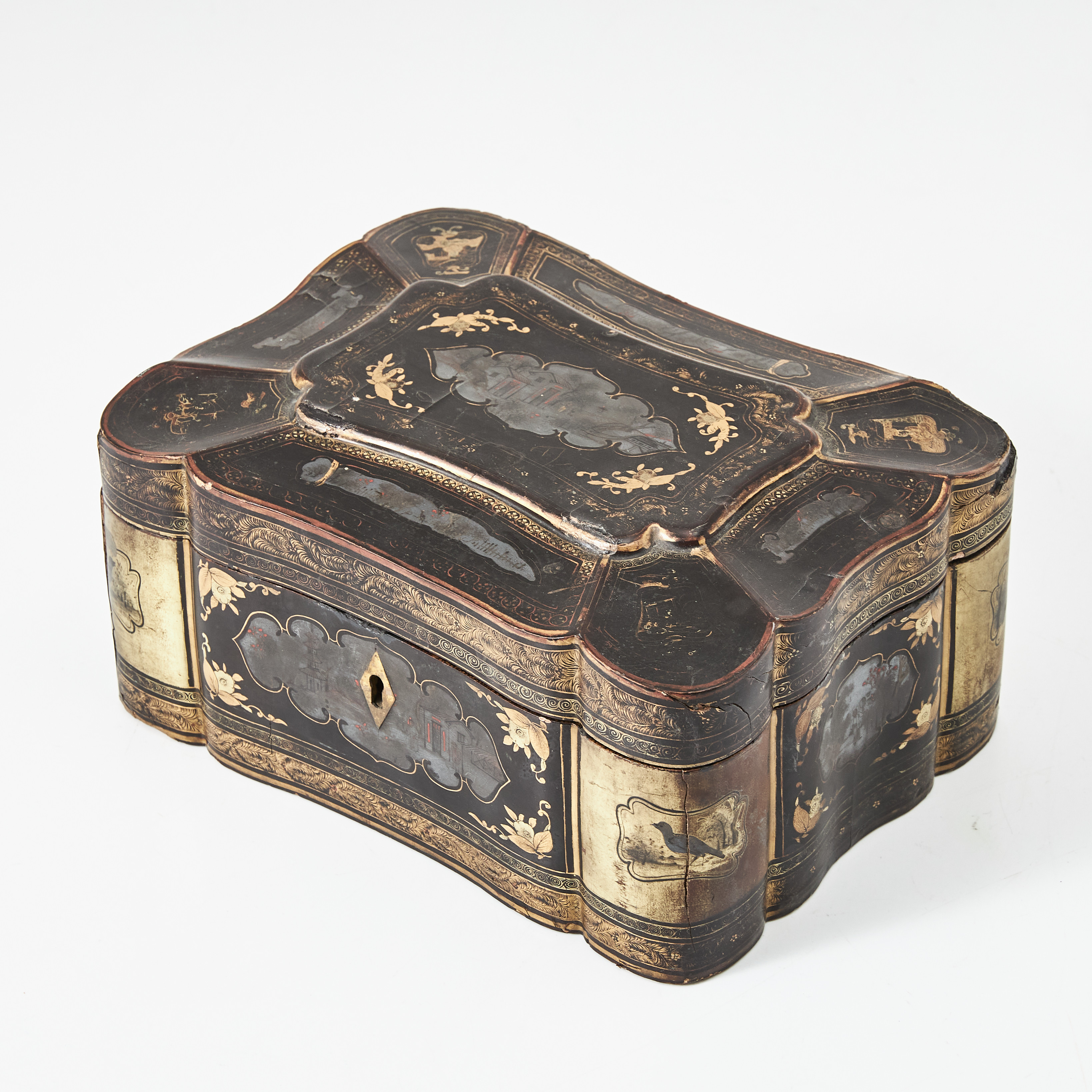 TESKRIN, Kina, 1700-tal lackarbete, inredning med två teburkar i tenn.