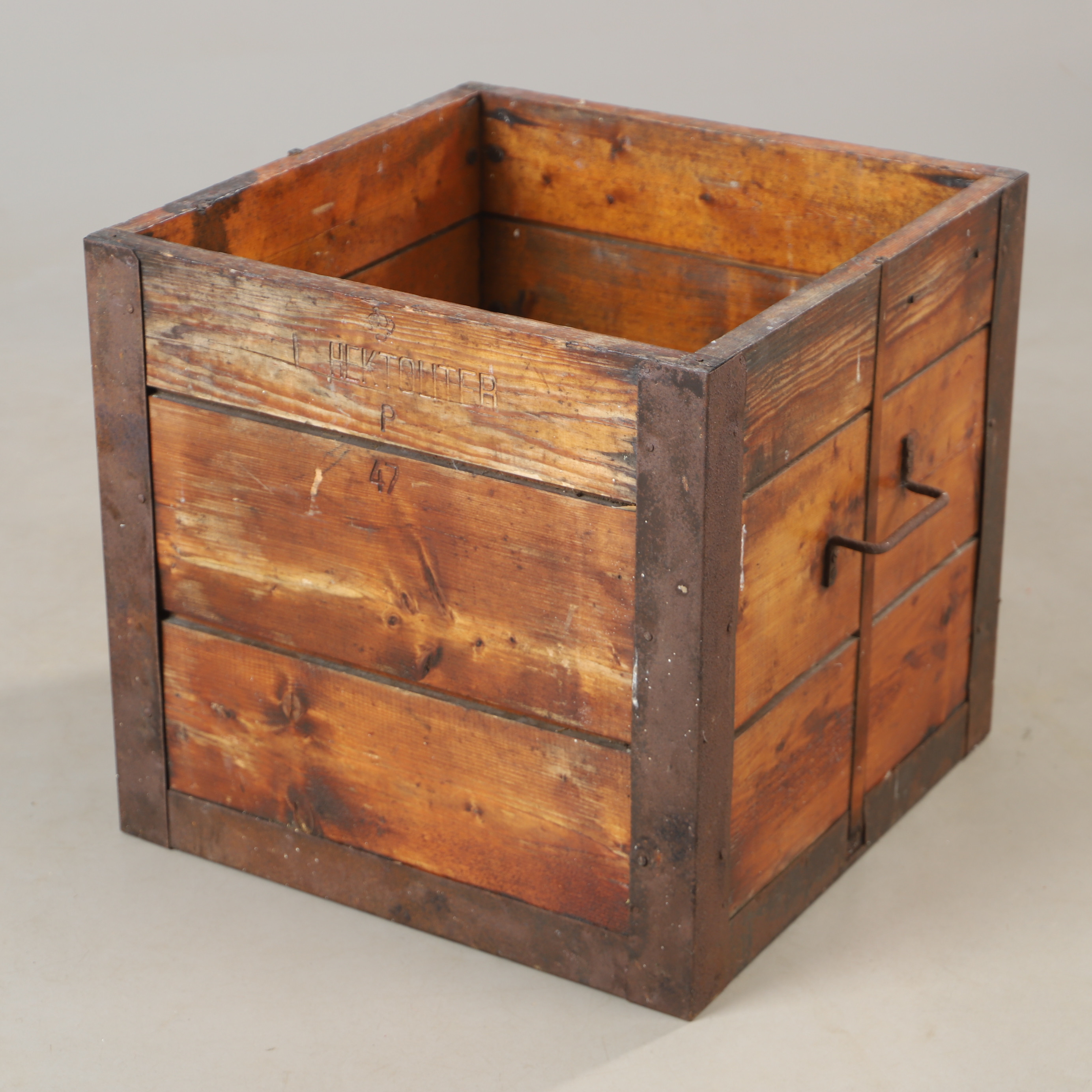 TRÄMÅTT, furu och metall, 1900-talets första hälft.