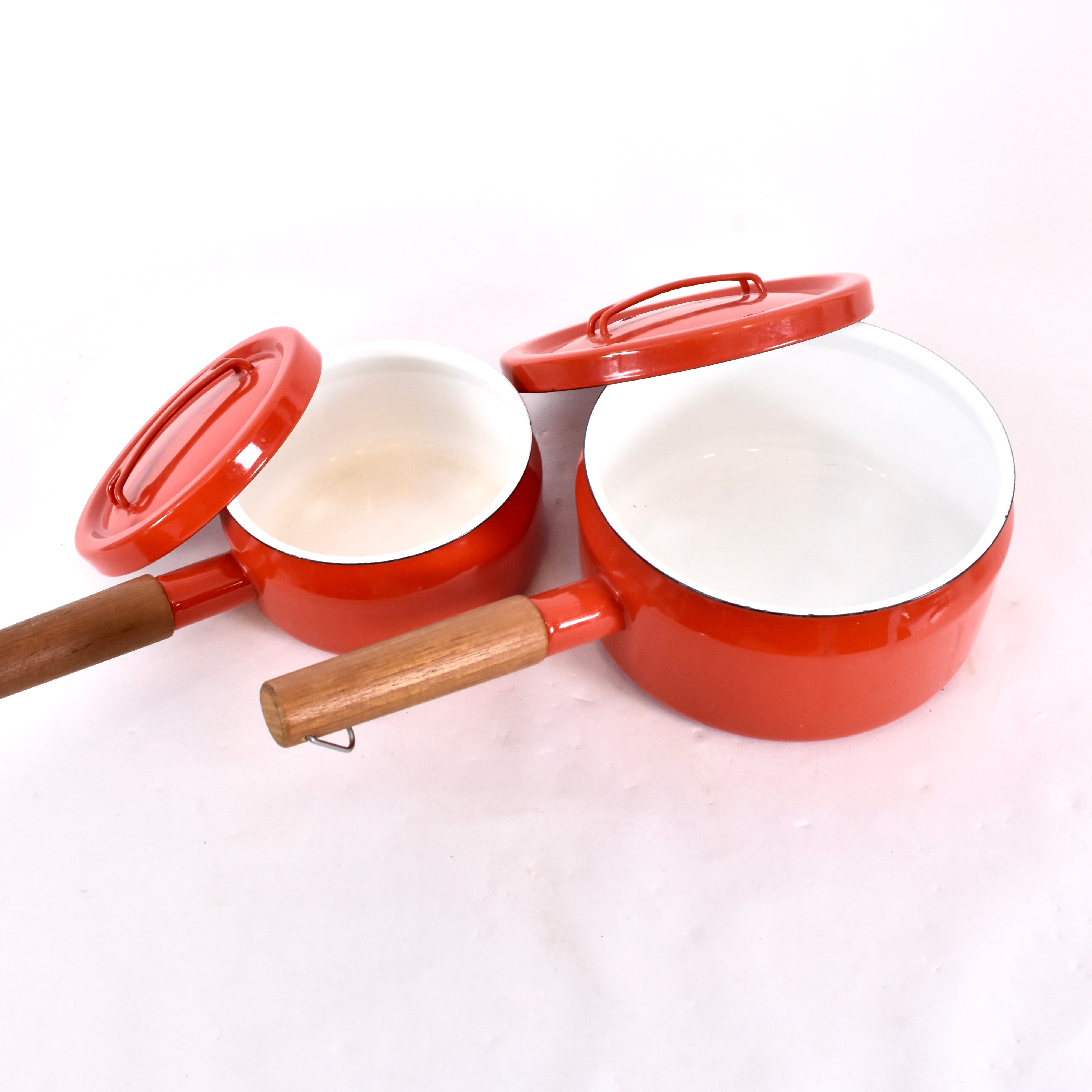 SEPPO MALLAT. kastruller med lock, 2 st, emaljerat järn med teakskaft, Arabia/Wärtsilä Finel.