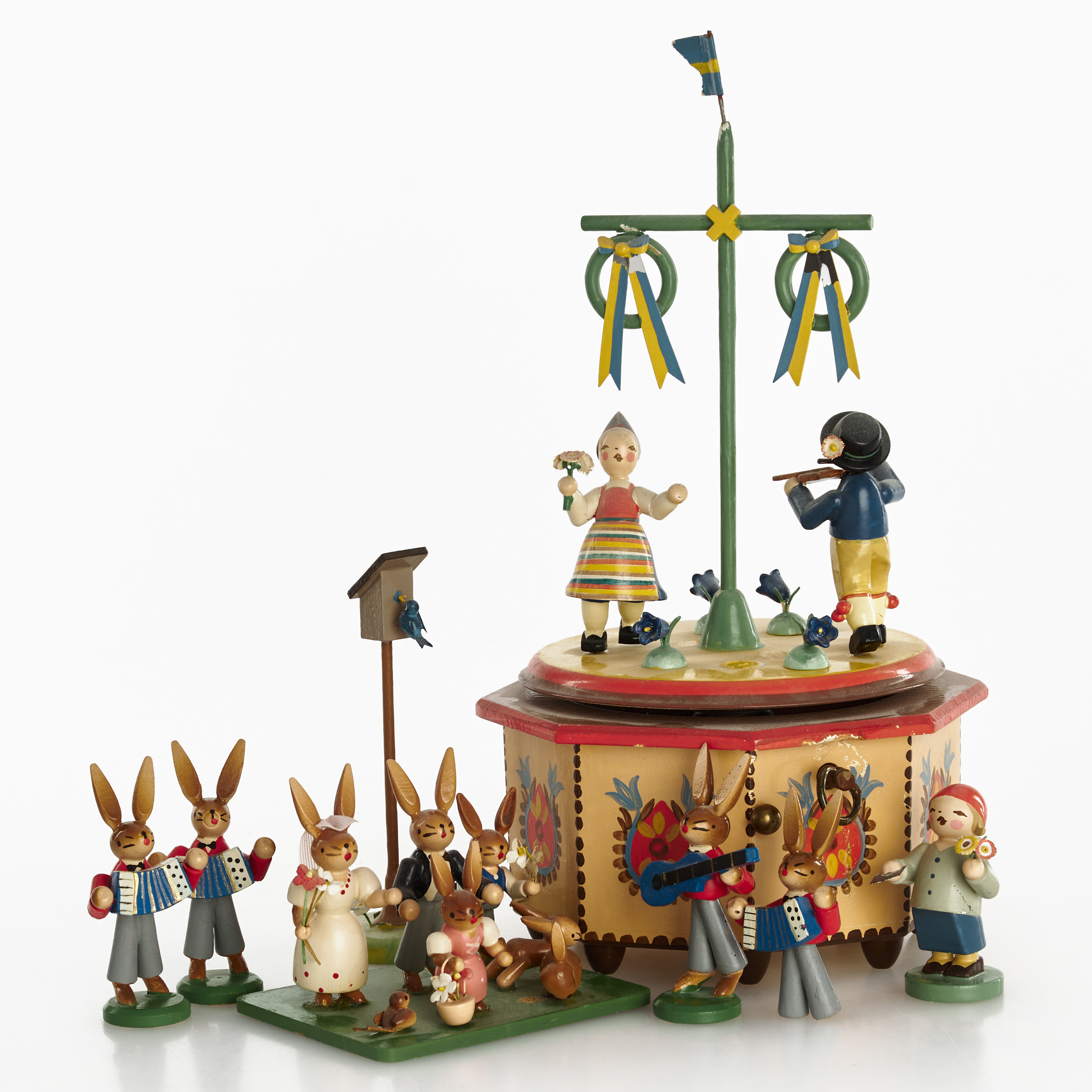 FIGURER, 8 st, bland annat Erzgebirgische Volkkunst, Tyskland, en med speldosa, handmålat trä.