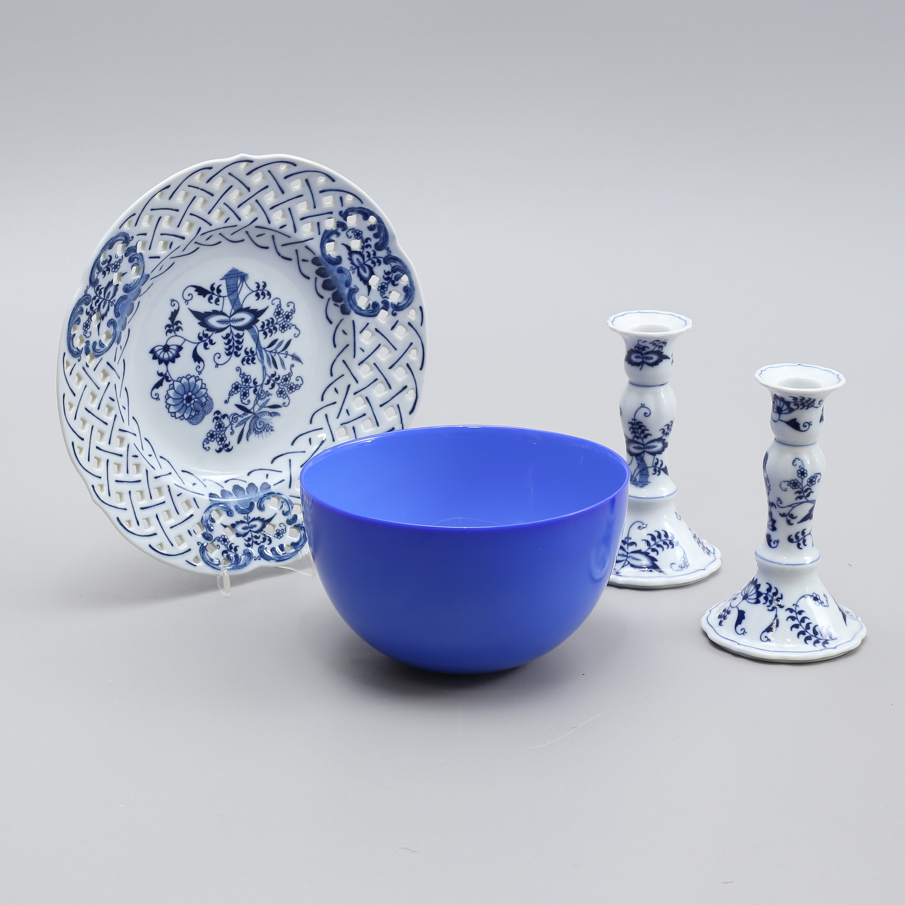 GALLERFAT SAMT LJUSSTAKAR, porslin, lökmönstrat, Blue Danube samt glasskål.