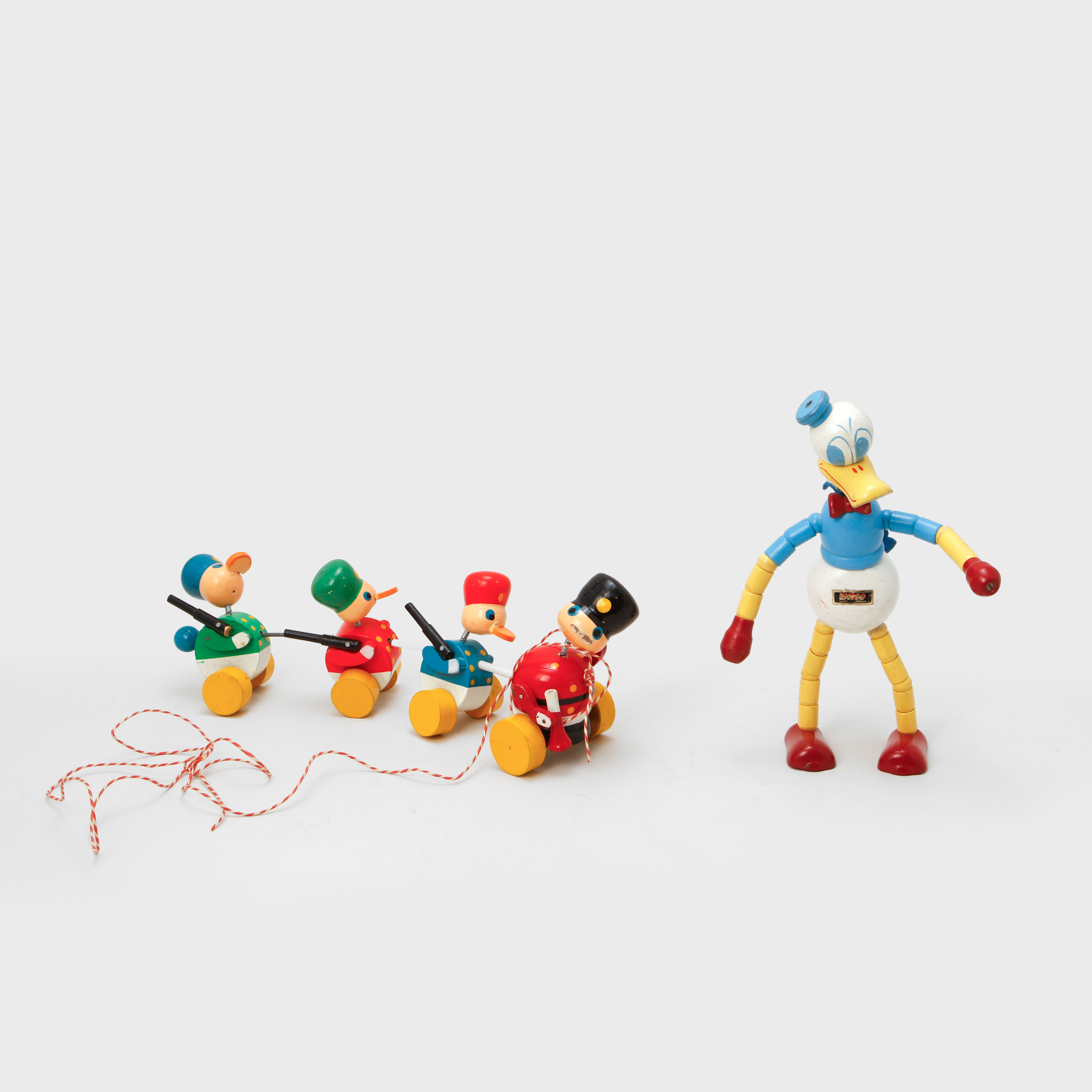 TRÄLEKSAKER, 2 st, delvis "Kalle Anka" Brio.