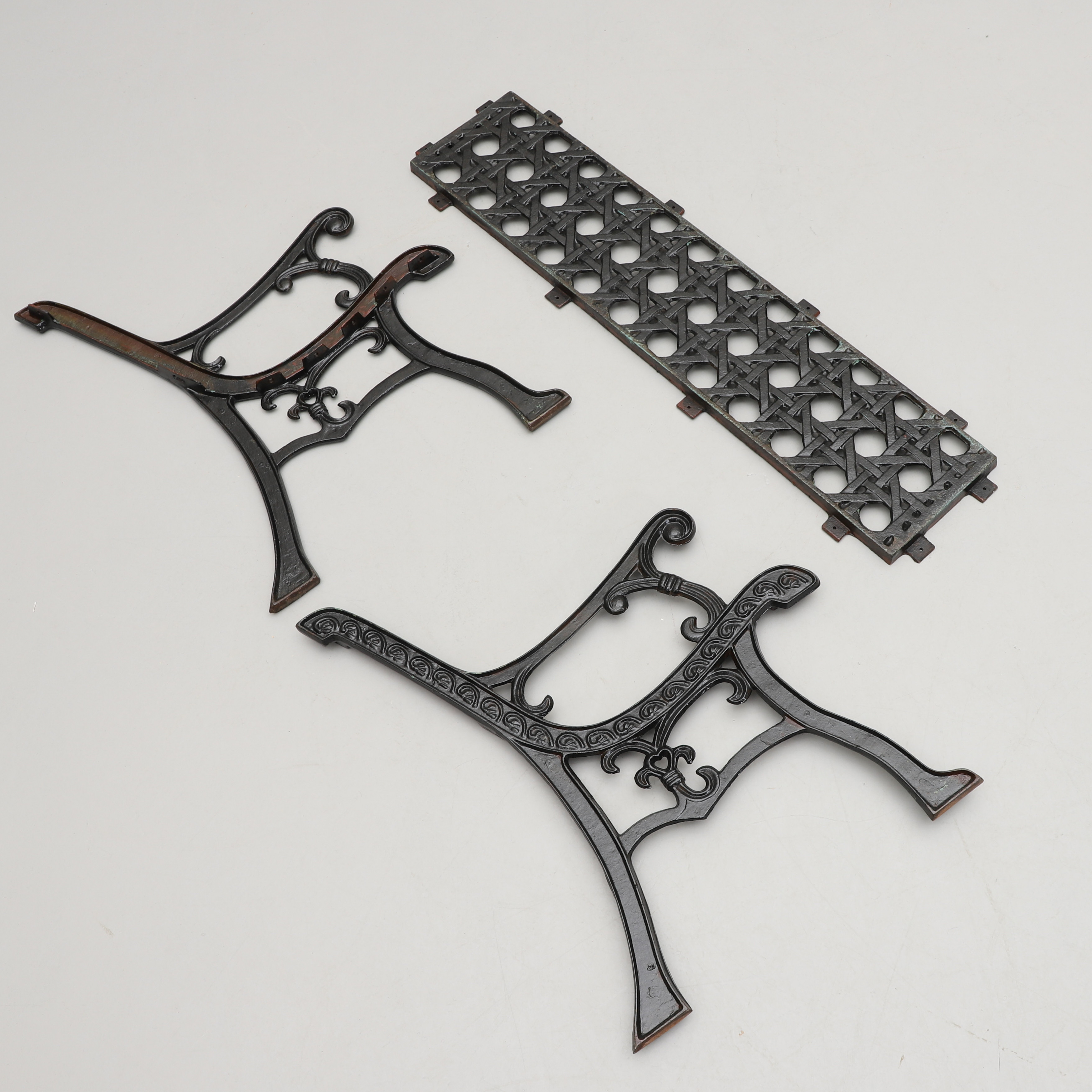 GAVLAR OCH RYGG TILL TRÄDGÅRDSSOFFA, 3 delar, gjutjärn.