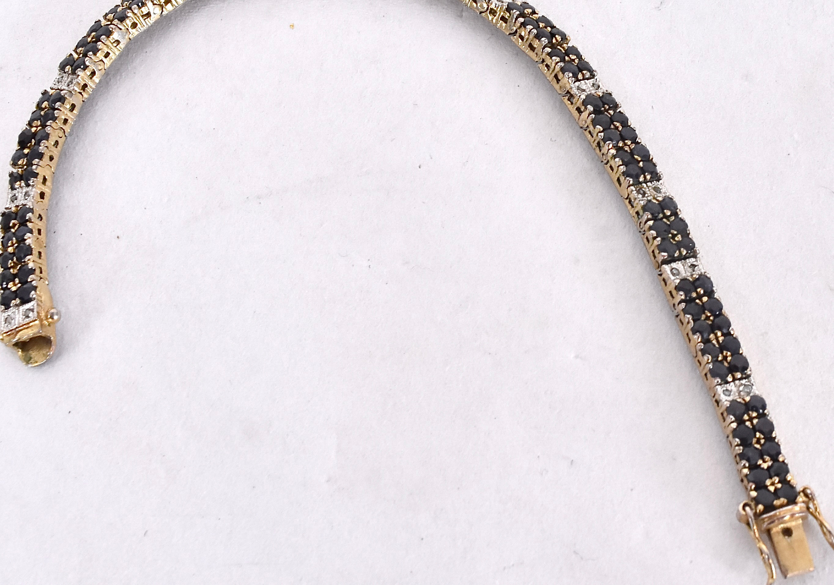 ARMBAND, förgyllt sterlingsilver med blåsvarta safirer och åttkantslipade diamanter.