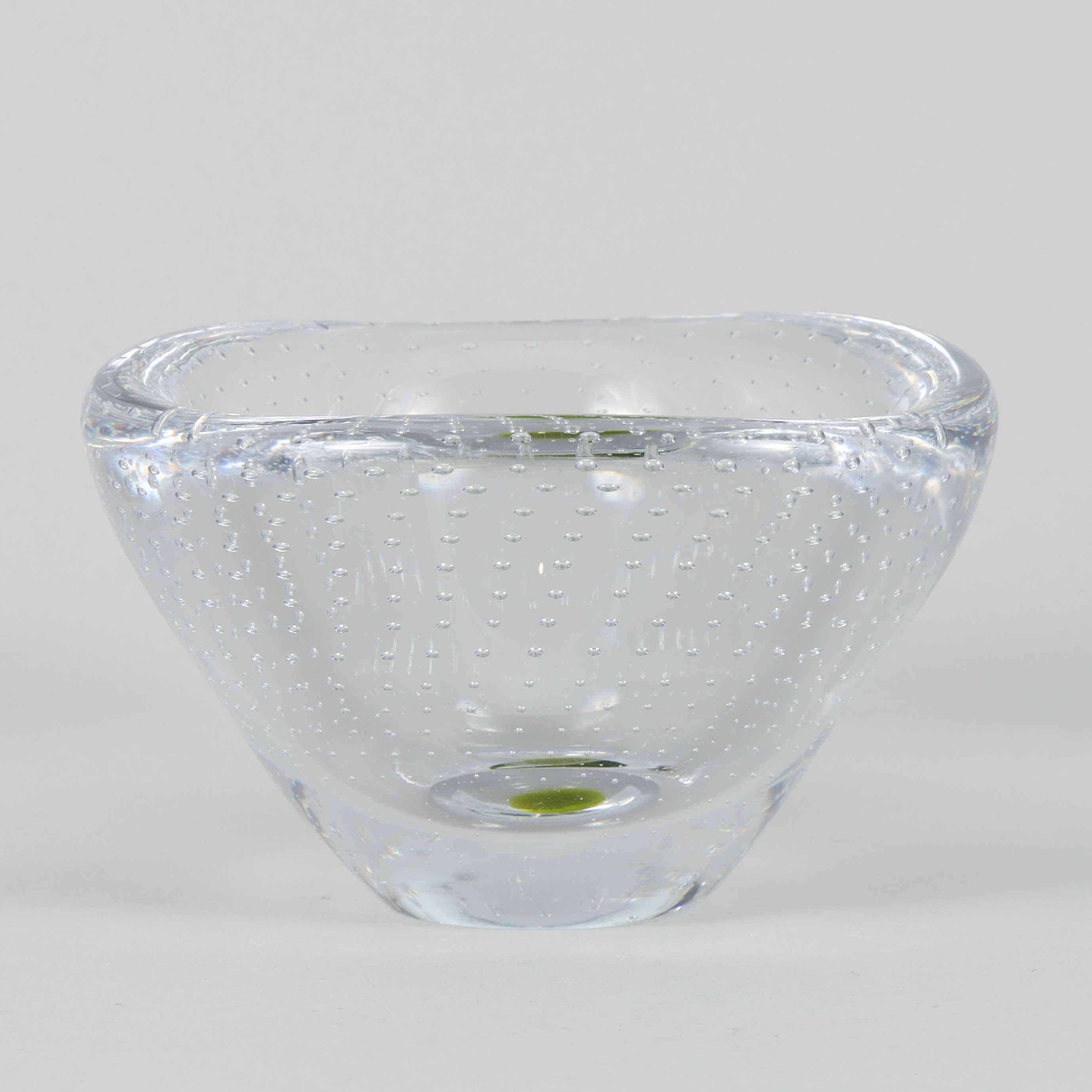 VICKE LINDSTRAND. Skål signerad, Kosta 1348.