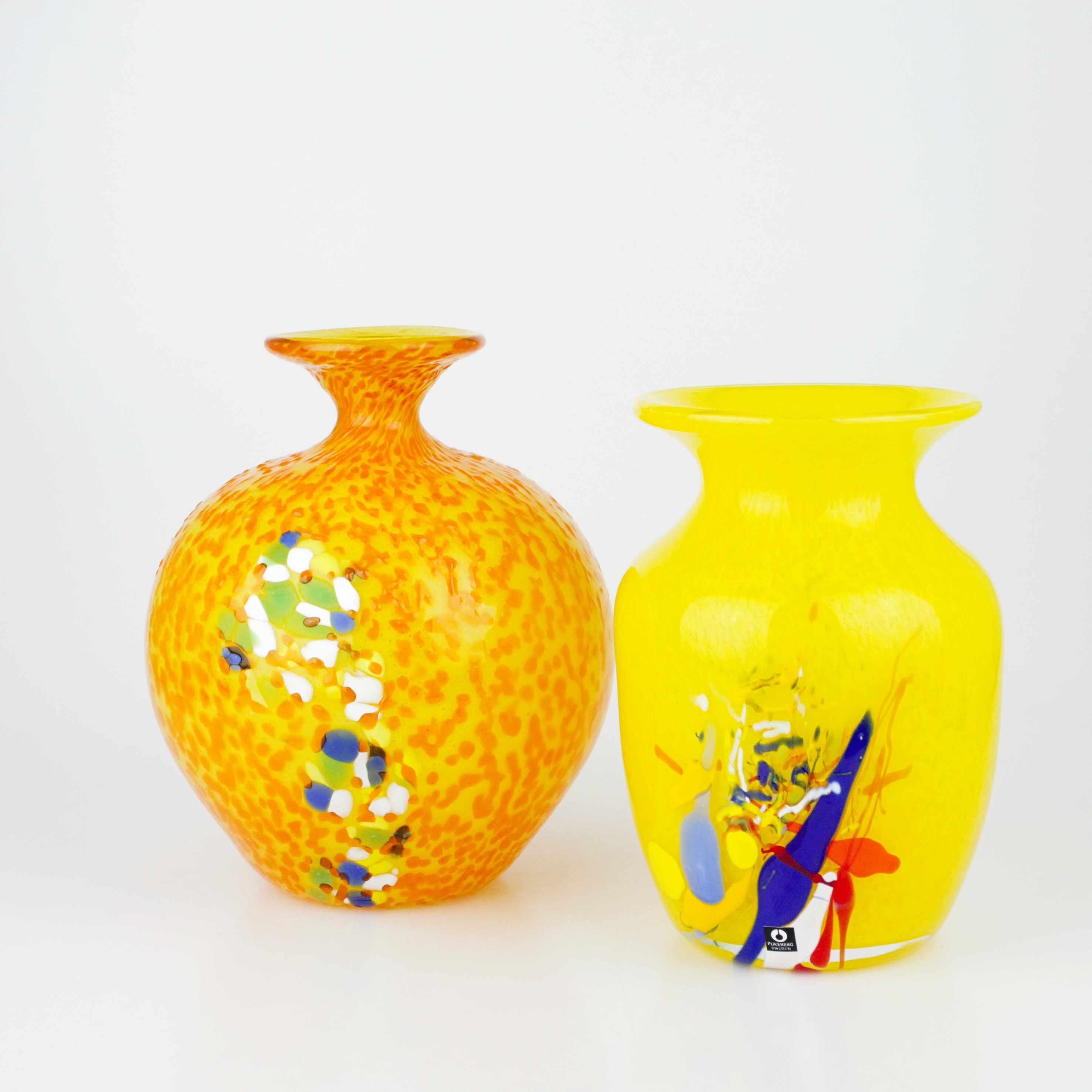 VASER, 2 st. gult glas, varav 1 st Pukeberg.