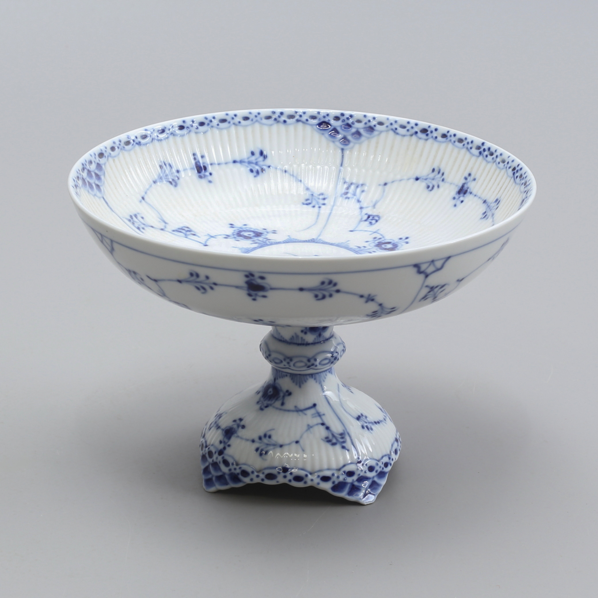 MUSSELMALET, skålfat, nr 513, halvblond, Royal Copenhagen, Danmark.