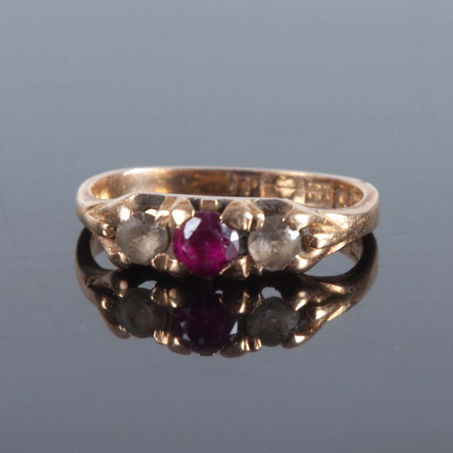 RING 18K. Guld, diamanter och rubin. Vikt ca 3,2 gram.