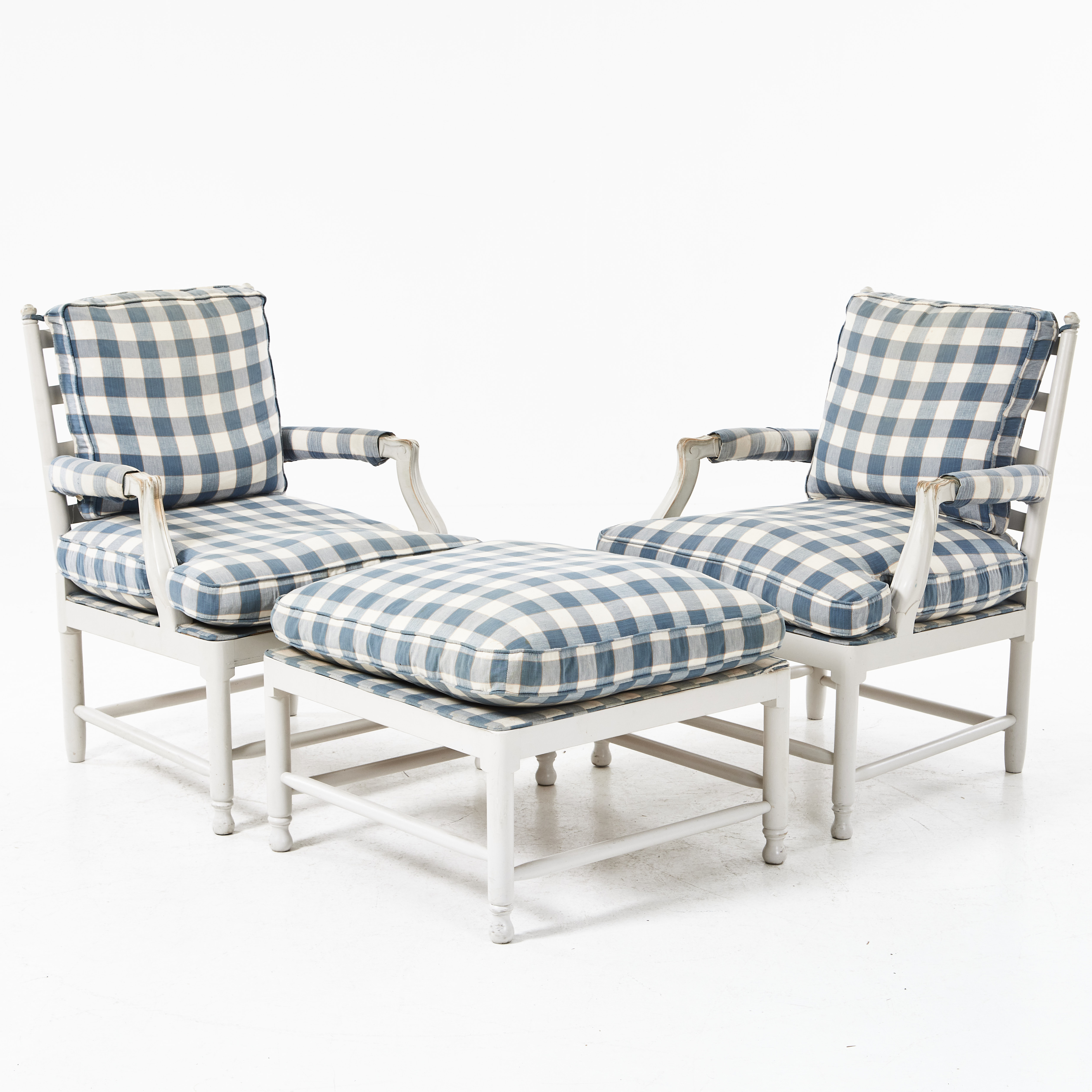 FÅTÖLJER 1 par, FOTPALL, sk Gripsholmsmodell. Vitmålade med löstagbara dynor klädda i bomull.