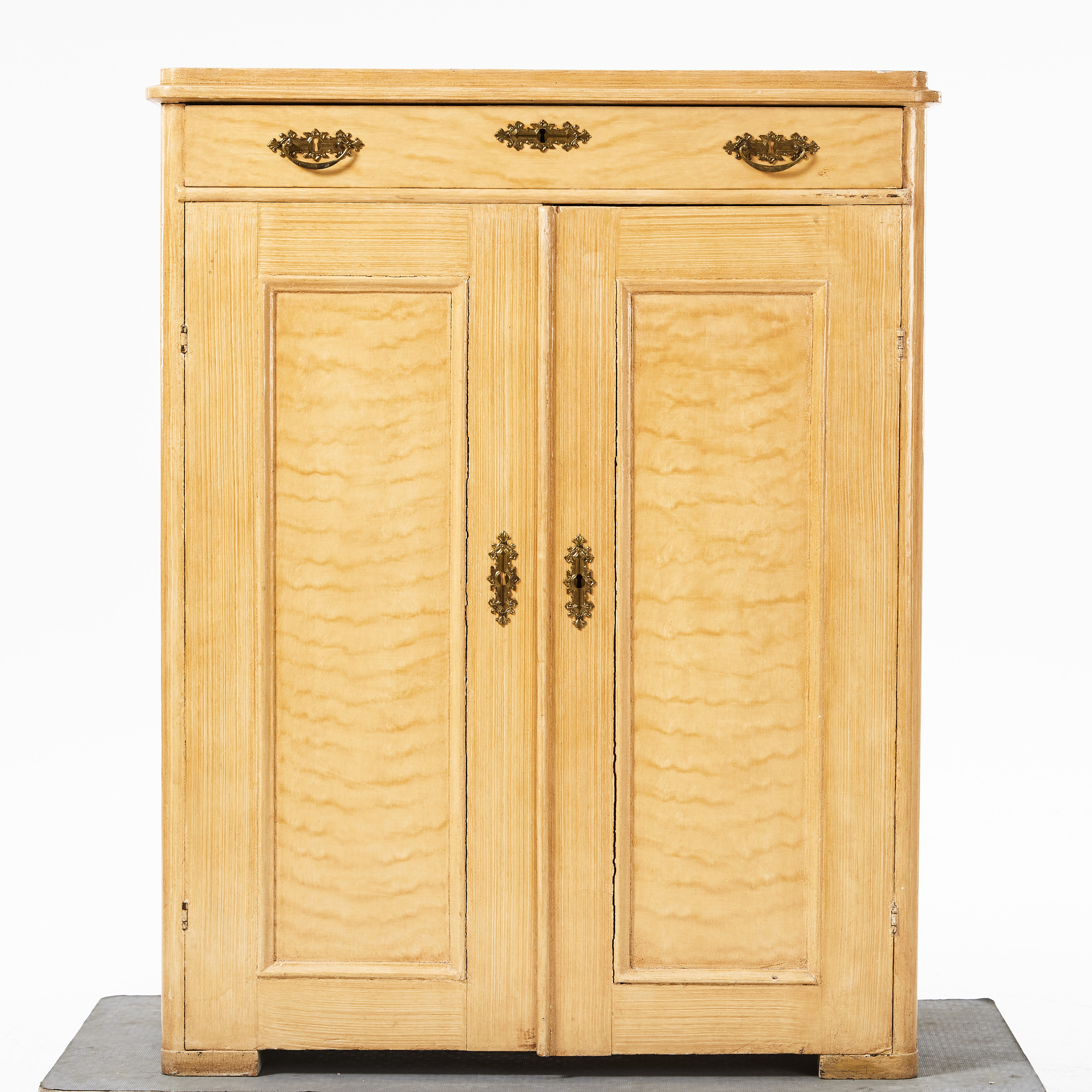 SKÄNK, 1800-talets andra hälft, imitationsmåleri, bronserade beslag, höjd ca.