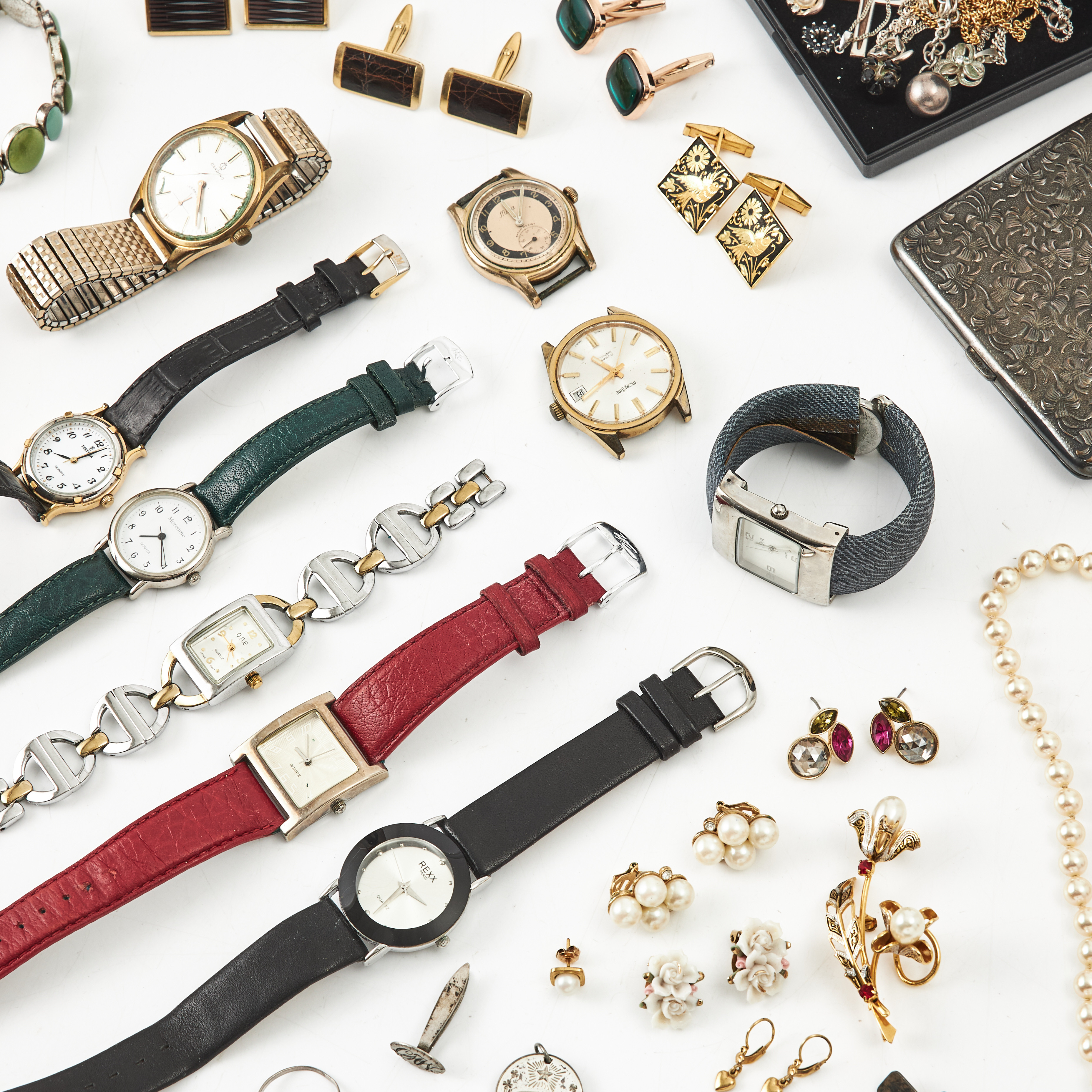 BIJOUTERIER, HALSBAND, MANSCHETTKNAPPAR, KEDJOR, ARMBANDSUR, RINGAR, HÄNGEN, mm, delvis silver.