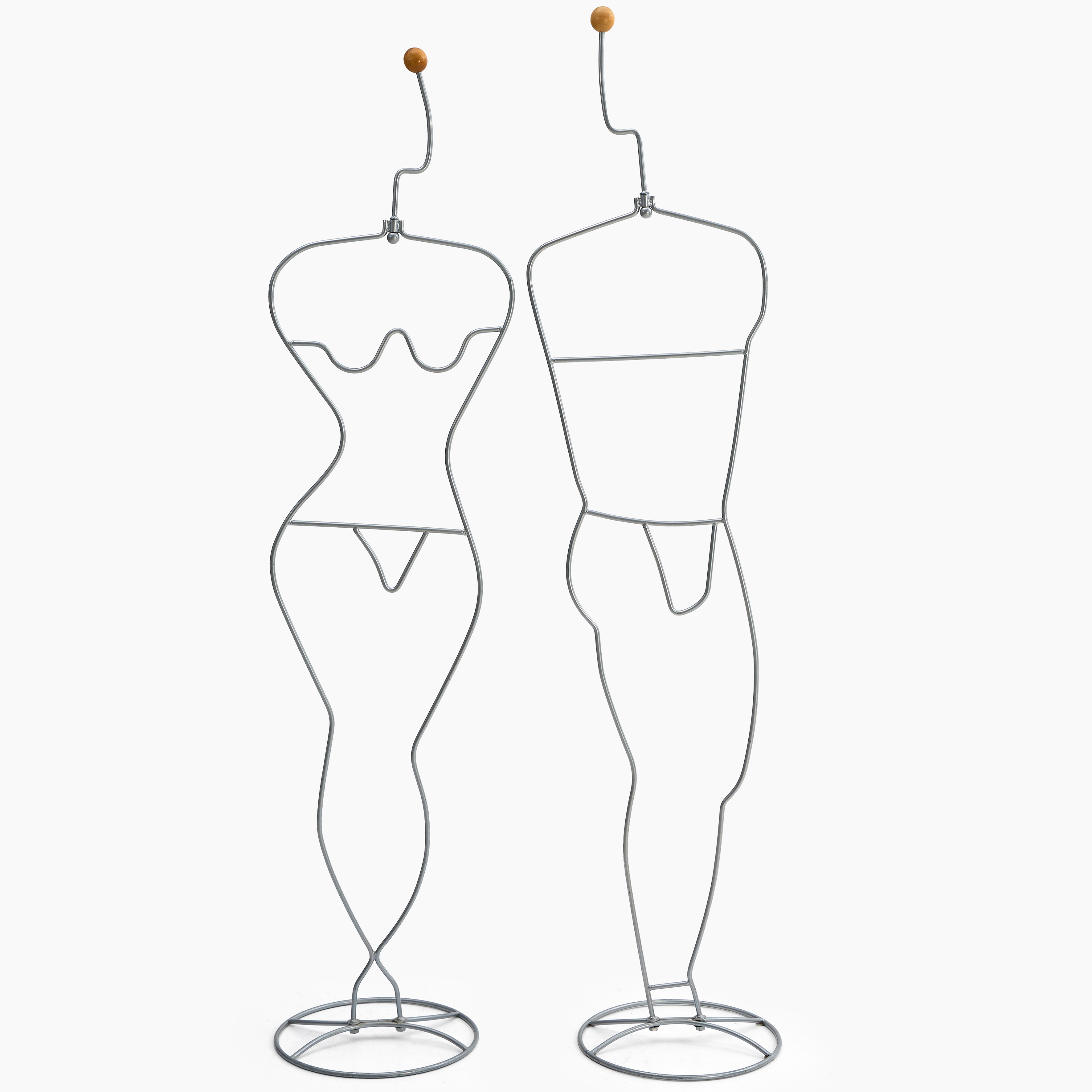 KLÄDHÄNGARE, "Häpen", ett par, formgiven av Ehlén Johansson, IKEA, metall med träknopp upptill.