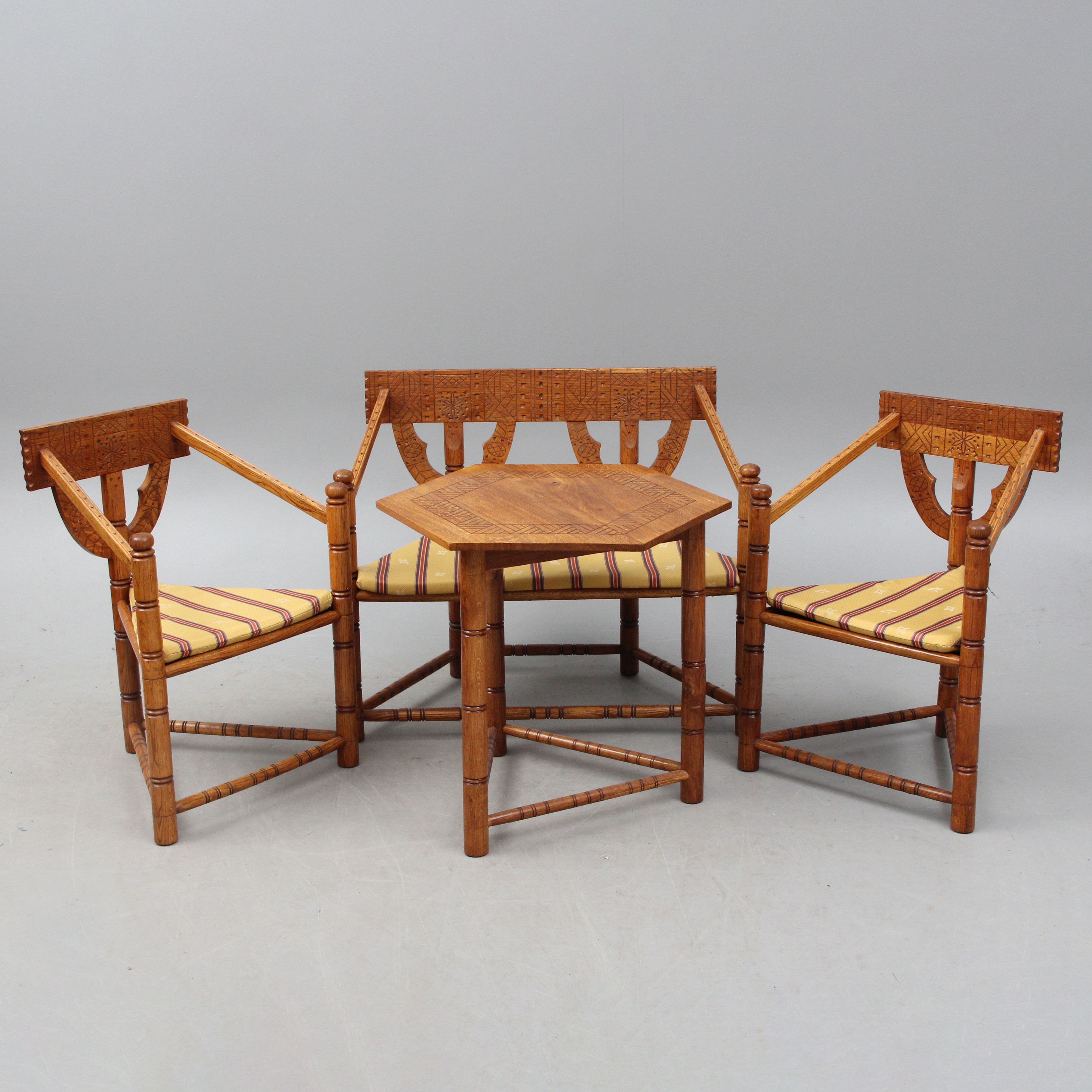 MÖBELGRUPP, 4 delar, så kallad munkgrupp.