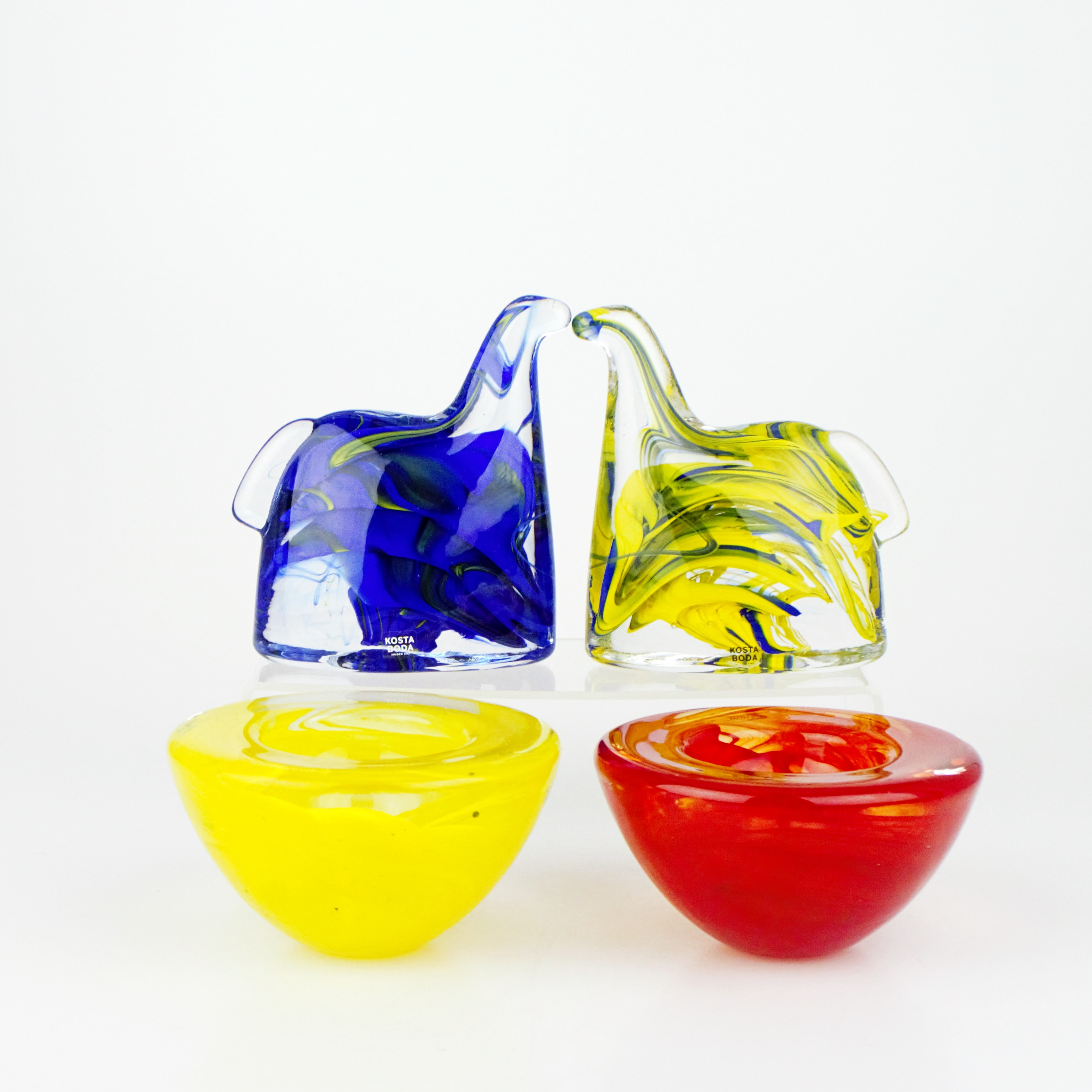 LJUSLYKTOR och FIGURINER, 2 + 2 delar, glas, bl.a Kosta Boda.