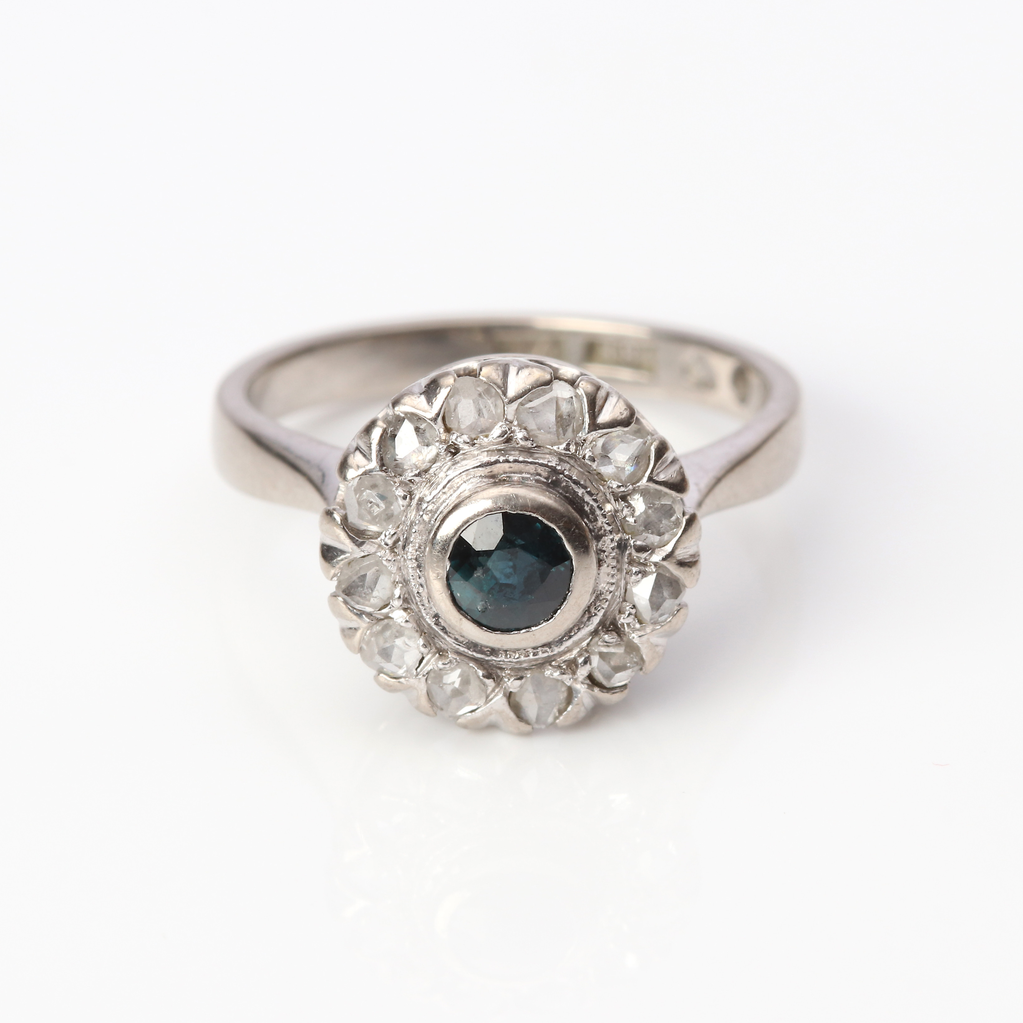 GULDRING 18K med safir och diamanter.