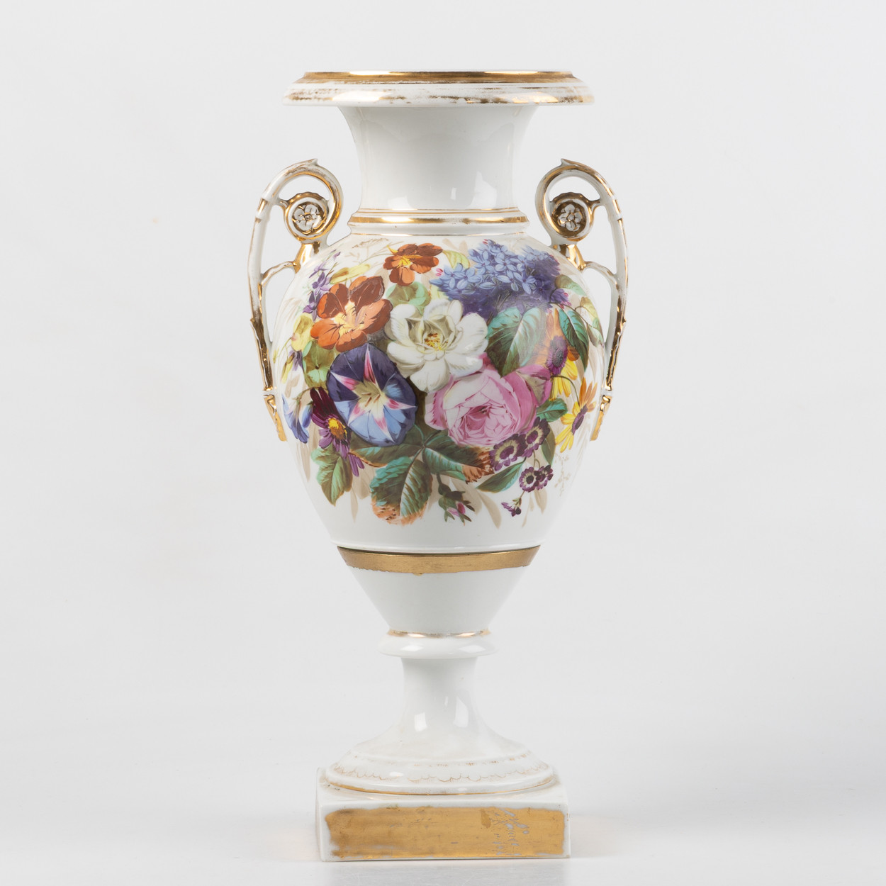 VAS MED HÄNKLAR, bemålad och förgylld porslin, 1900-tal.