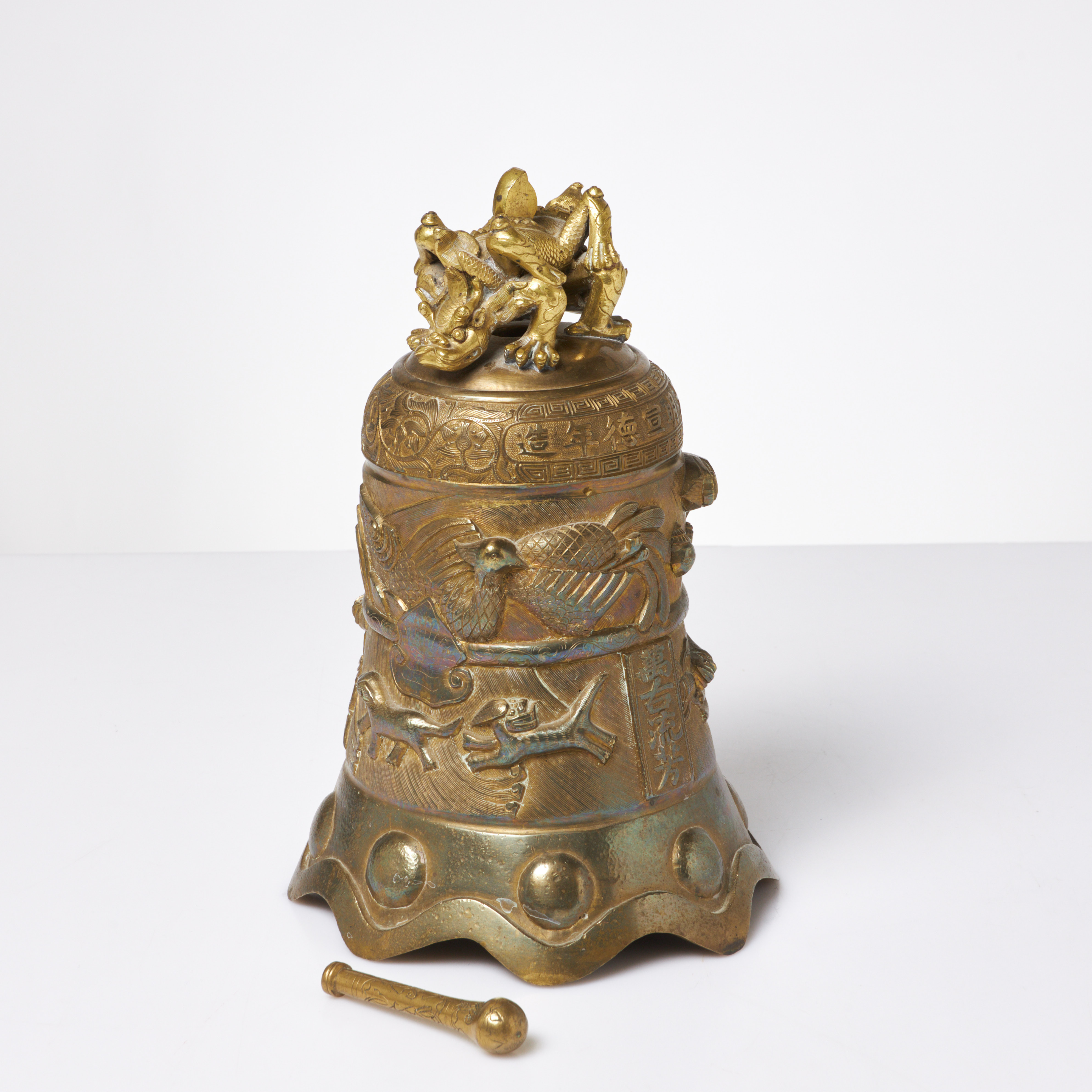TEMPELKLOCKA. Asien, 1900-tal, kopparlegering, dekor i relief av drakar samt kalligrafi.