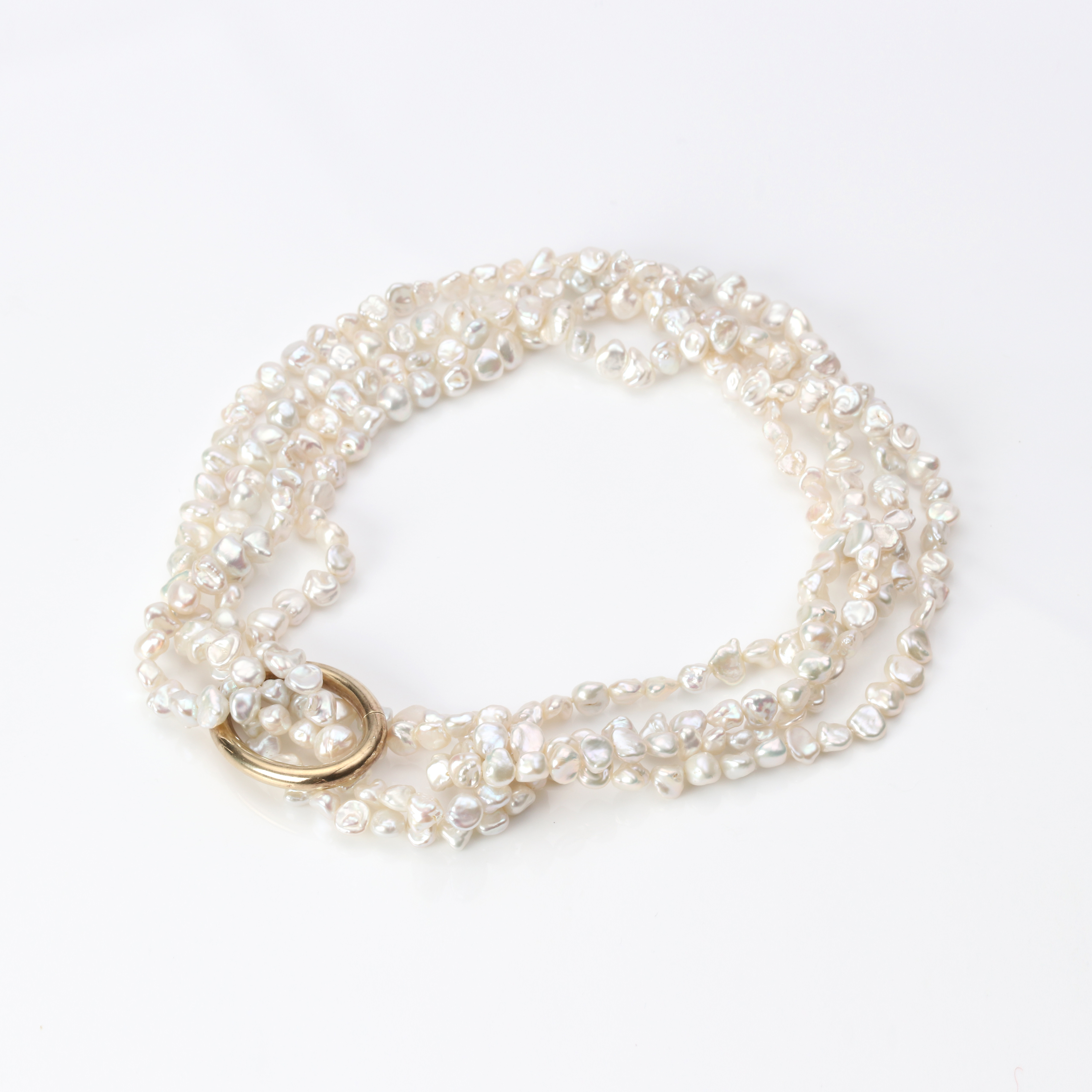 COLLIER. Odlade sötvattenpärlor med lås i förgyllt silver.